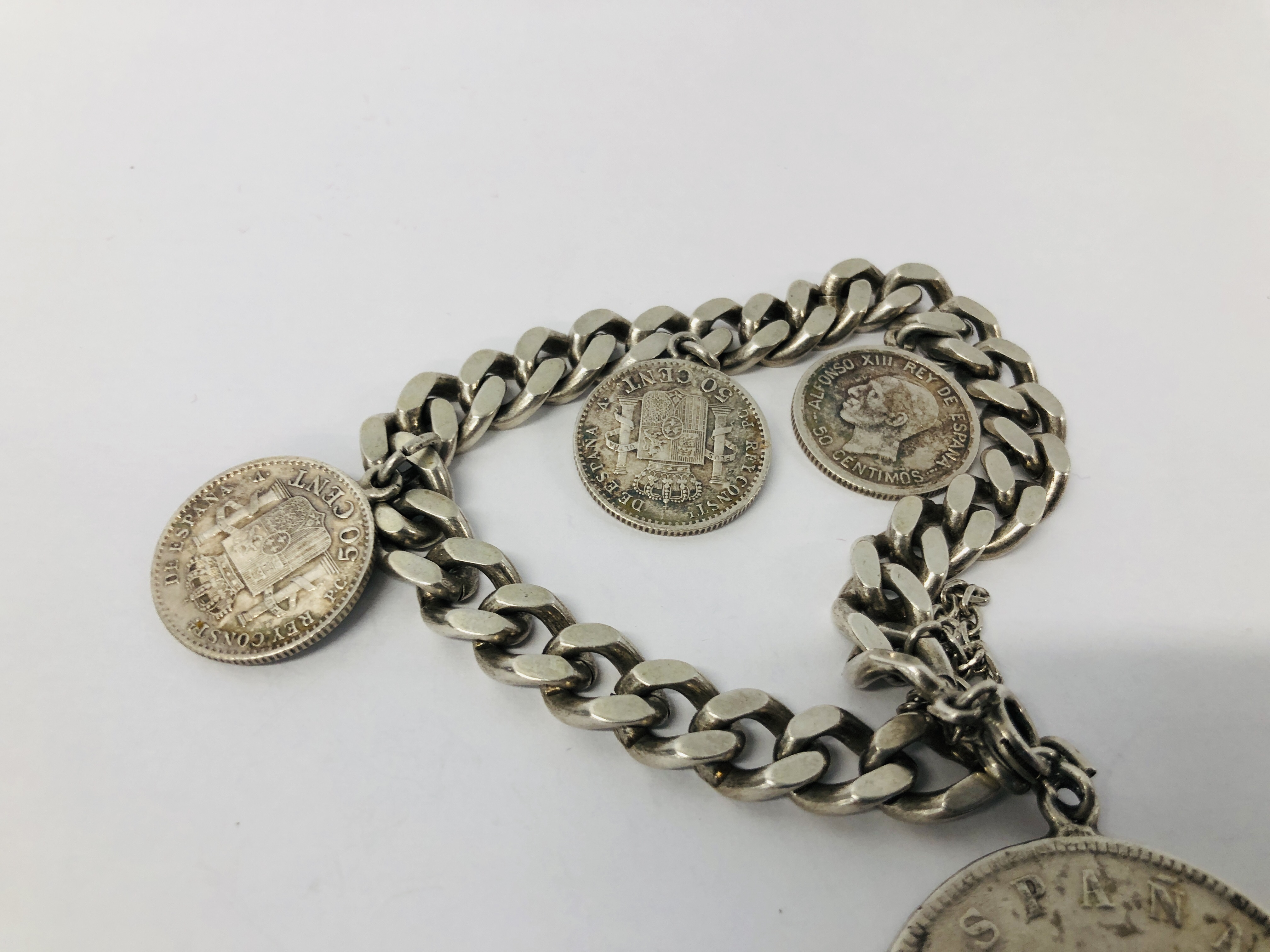 VINTAGE WHITE METAL FLAT LINK CURB BRACELET WITH SAFETY CHAIN HAVING A SPANISH 5 PESETA 1870 COIN - Image 4 of 7