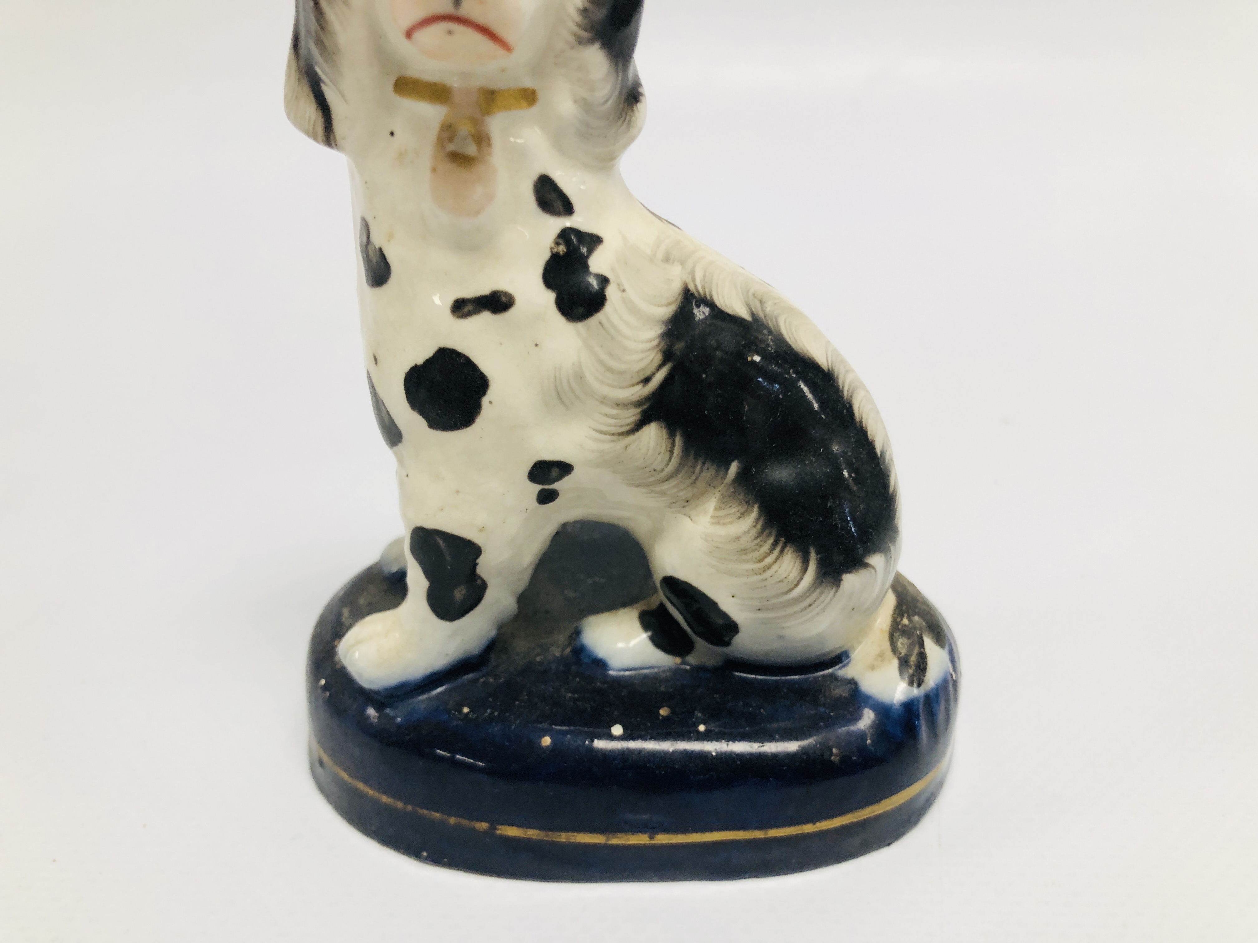 A PAIR OF STAFFORDSHIRE SEATED SPANIELS, H 11CM. - Image 3 of 14