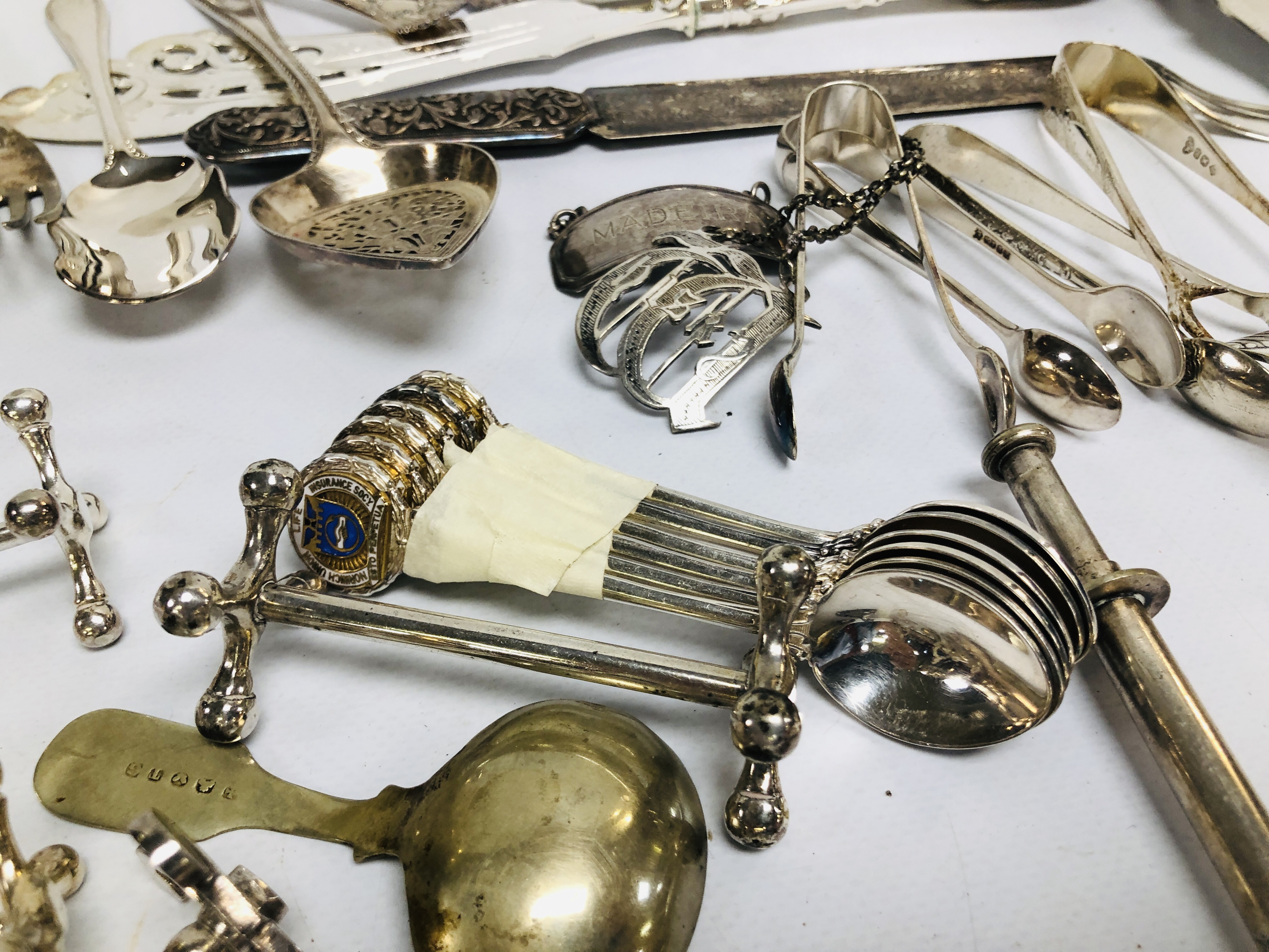 BOX OF ASSORTED SILVER PLATED CUTLERY SERVING FORKS AND SLICES, KNIFE RESTS AND COFFEE BEAN SPOONS, - Image 10 of 11