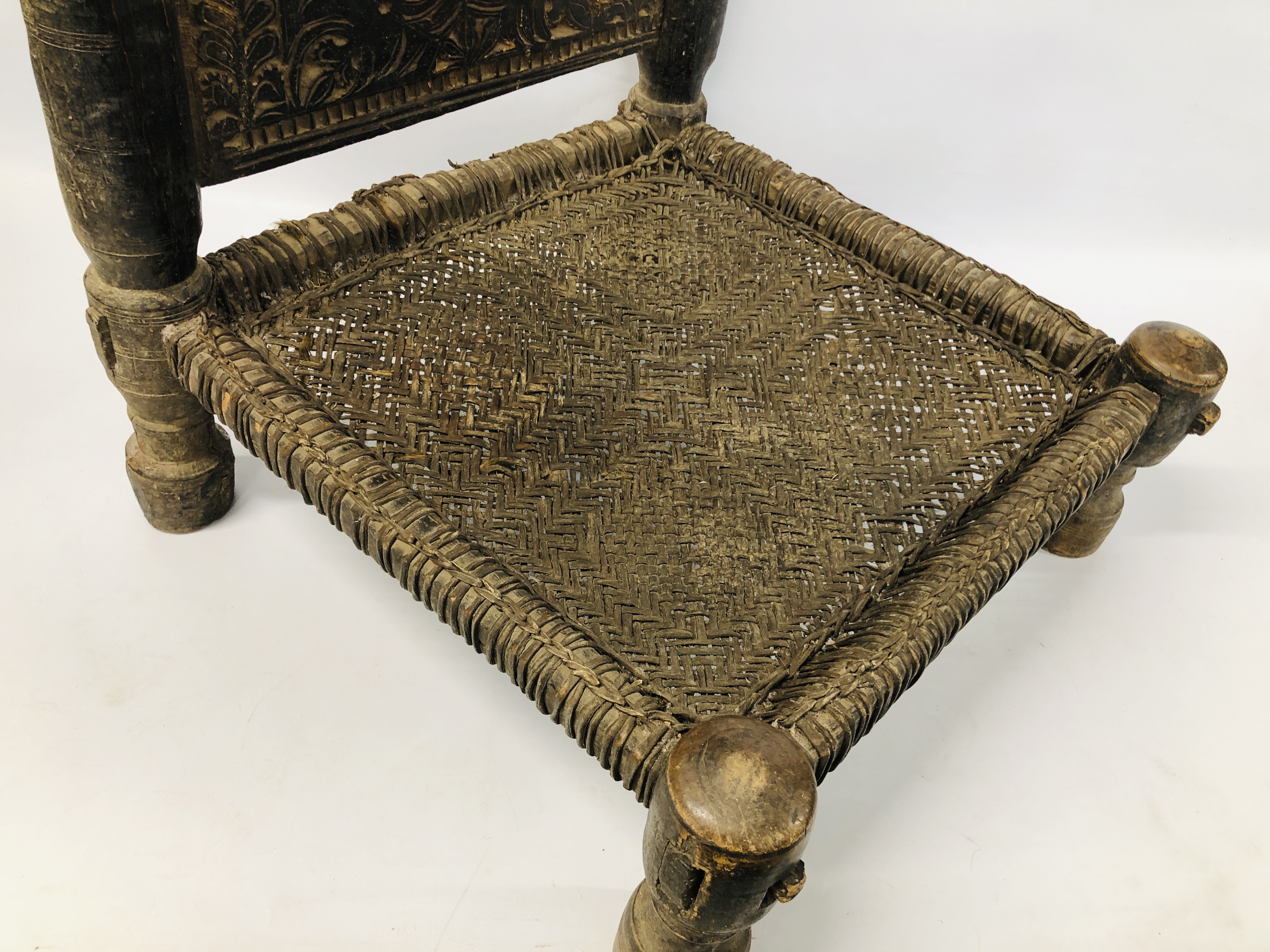 INDIAN SWAT VALLEY LOW CHAIR, THE CARVED HARDWOOD BACK ABOVE A WOVEN SEAT ON TURNED LEGS. - Bild 3 aus 8