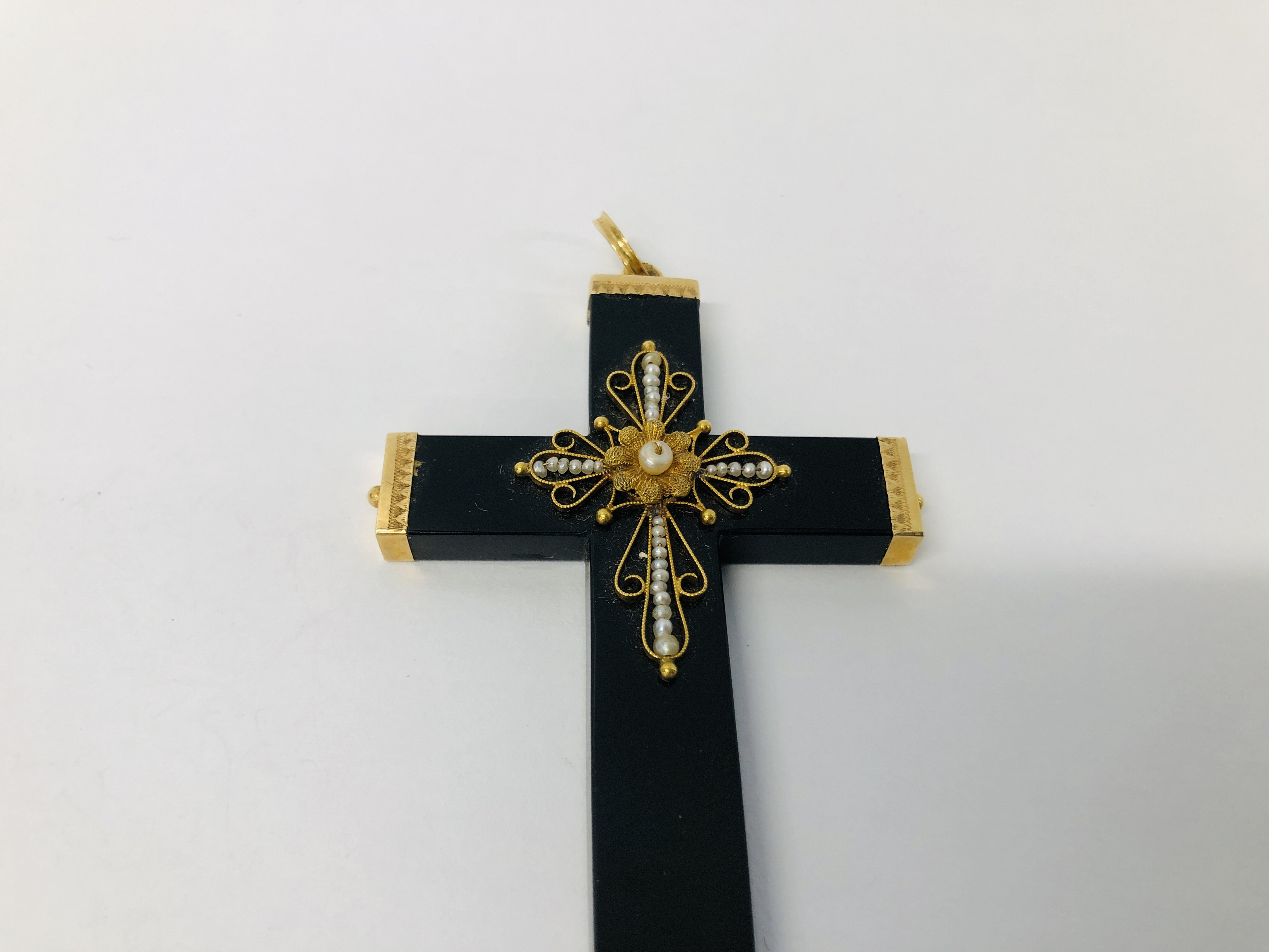 VINTAGE MOURNING PENDANT CROSS SET WITH SEED PEARLS, FINE YELLOW METAL DETAIL. - Image 2 of 7