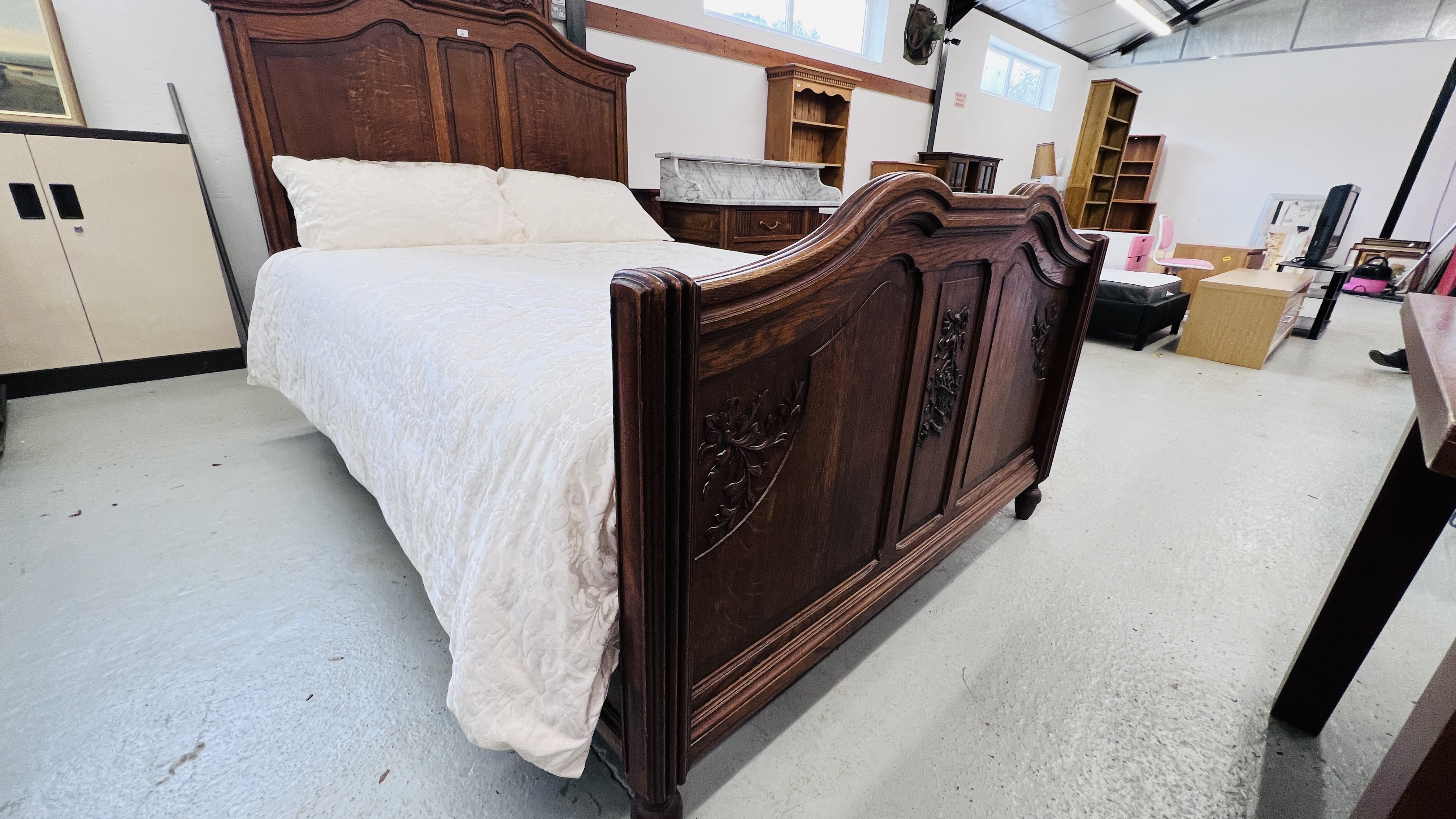 A DUTCH STYLE SOLID OAK FIVE PIECE BEDROOM SUITE COMPRISING OF DOUBLE BEDSTEAD WITH HIGH GROVE BEDS - Image 19 of 23