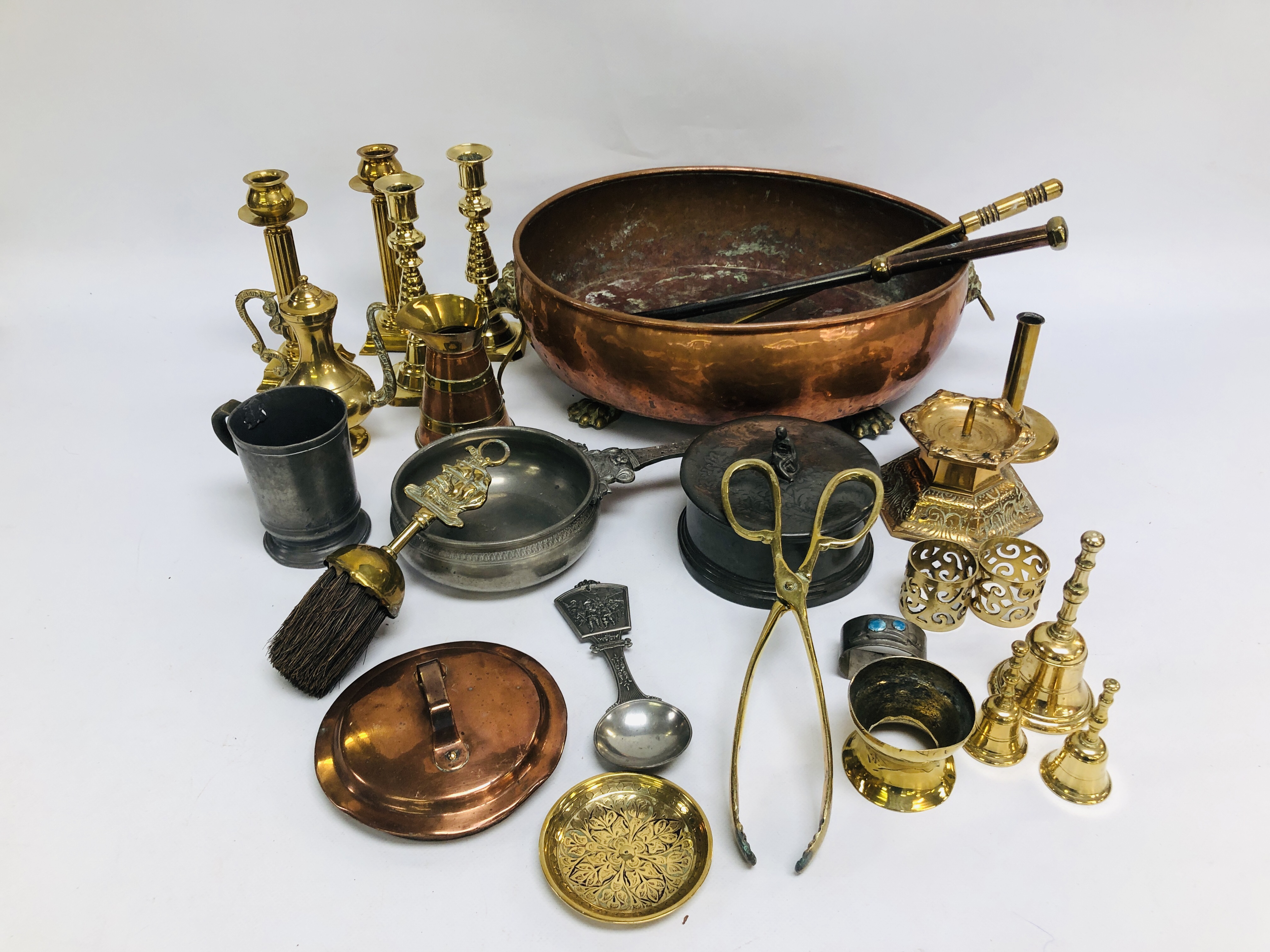 A COLLECTION OF METAL WARES TO INCLUDE COPPER PAN WITH LION HEAD DETAIL, 2 X BRASS CANDLESTICKS,