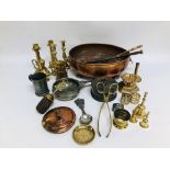 A COLLECTION OF METAL WARES TO INCLUDE COPPER PAN WITH LION HEAD DETAIL, 2 X BRASS CANDLESTICKS,