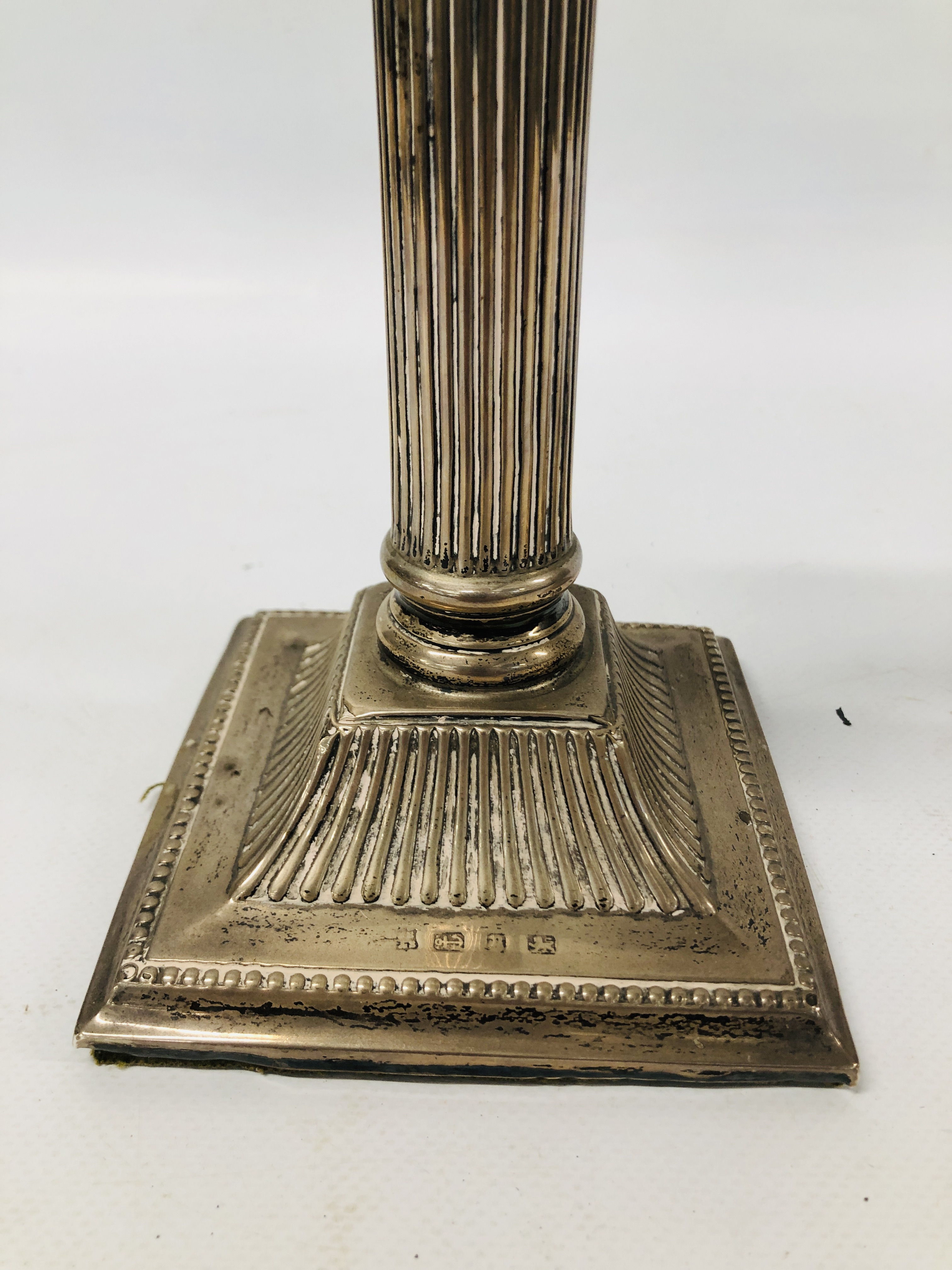 A PAIR OF SILVER CANDLESTICKS IN THE FORM OF CORINTHIAN COLUMNS, BIRMINGHAM ASSAY, H 26CM (FILLED). - Image 5 of 23