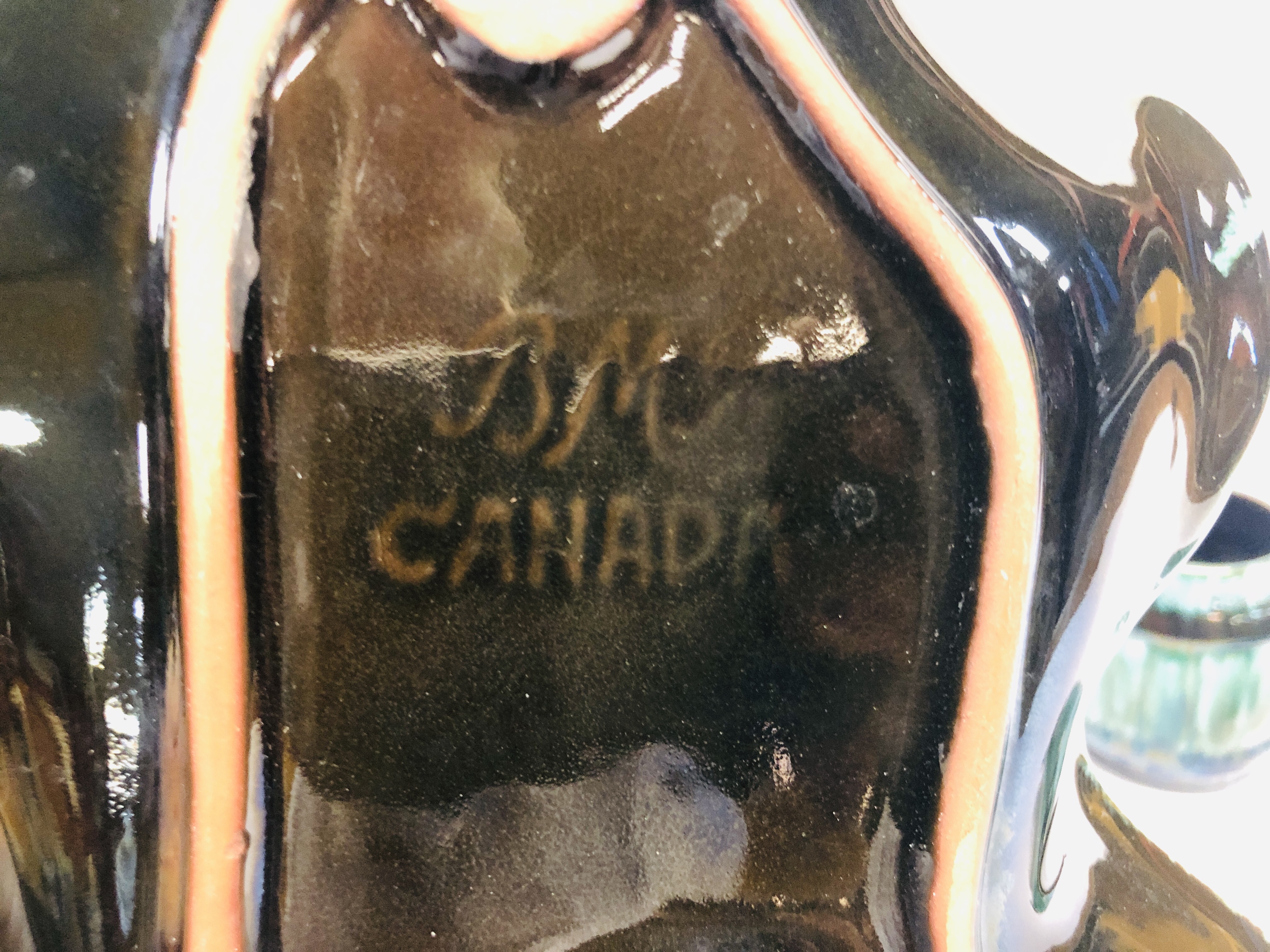 SIX PIECES OF RETRO CANADIAN POTTERY TO INCLUDE ASHTRAY, JUG, CANDLE HOLDERS, MUG ETC. - Bild 7 aus 7