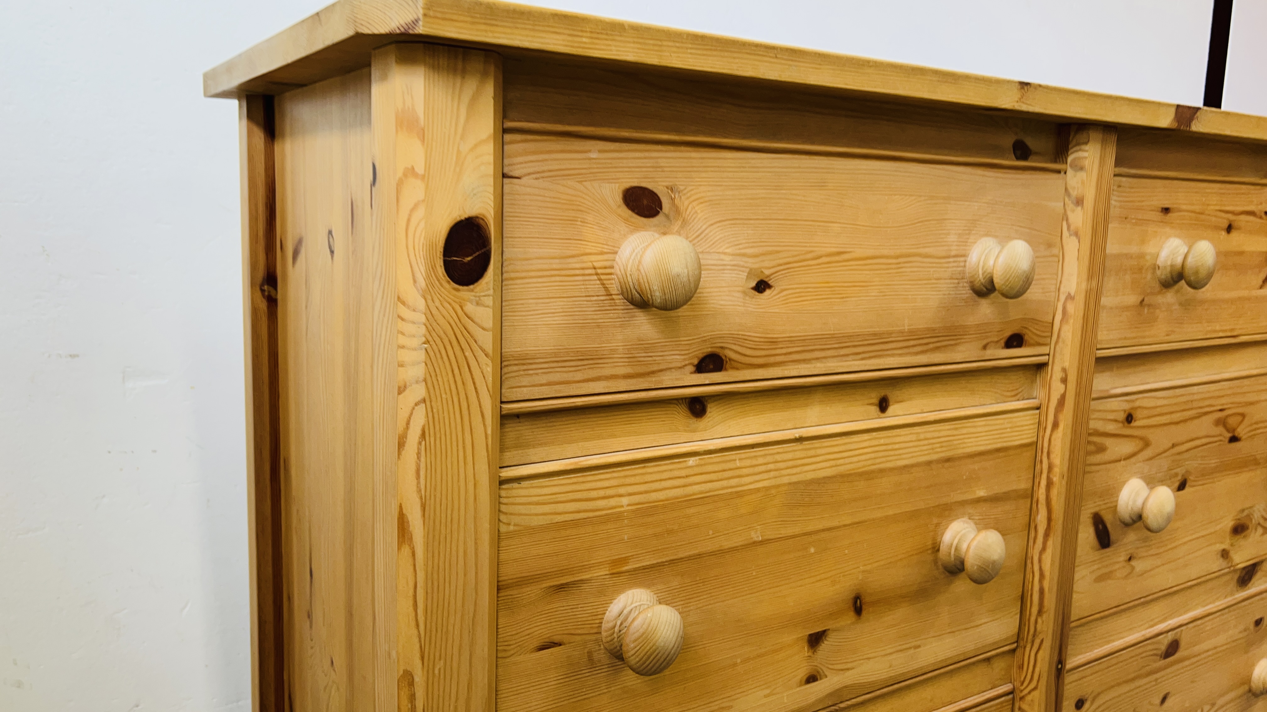 A LARGE SOLID PINE SIX DRAWER CHEST WITH TURNED KNOBS 144CM X 54CM X 101CM. - Image 3 of 6