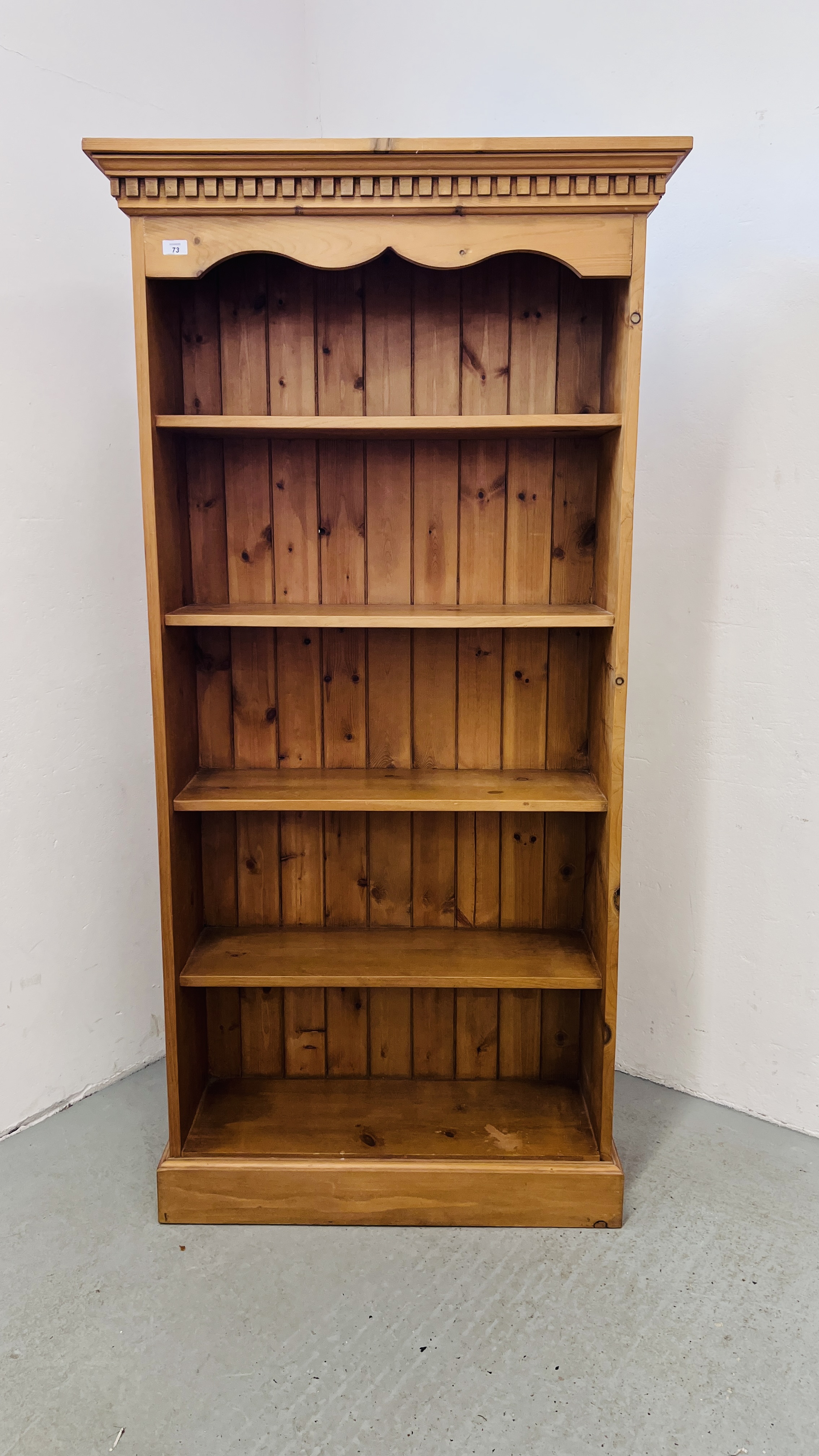 A MODERN SOLID WAXED PINE FULL HEIGHT BOOKSHELF W 91CM, D 34CM, H 184CM.