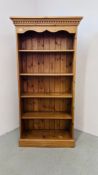 A MODERN SOLID WAXED PINE FULL HEIGHT BOOKSHELF W 91CM, D 34CM, H 184CM.