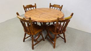 A SOLID PINE CIRCULAR TOP PEDESTAL BREAKFAST TABLE AND FOUR PINE CHAIRS, DIAMETER 104CM.