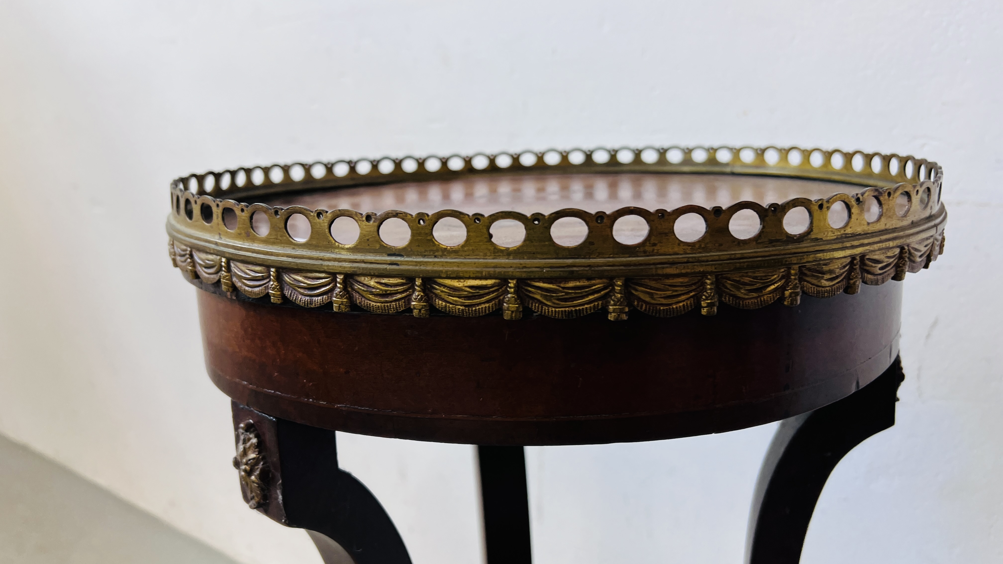 AN EARLY C19th FRENCH WALNUT AND MARQUETRY CIRCULAR TABLE WITH UNDERTIER, H 76CM. - Image 3 of 7