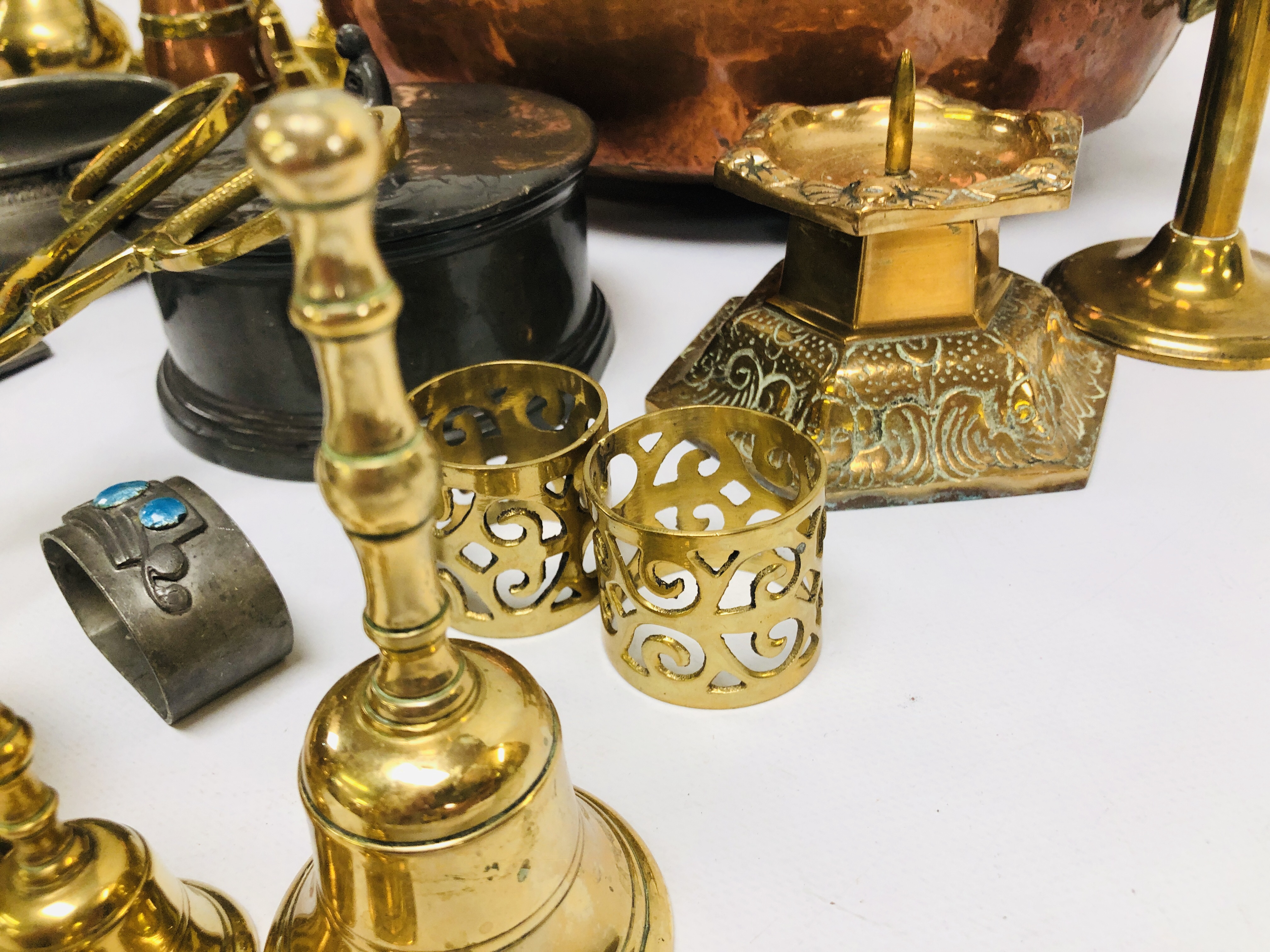 A COLLECTION OF METAL WARES TO INCLUDE COPPER PAN WITH LION HEAD DETAIL, 2 X BRASS CANDLESTICKS, - Bild 3 aus 10