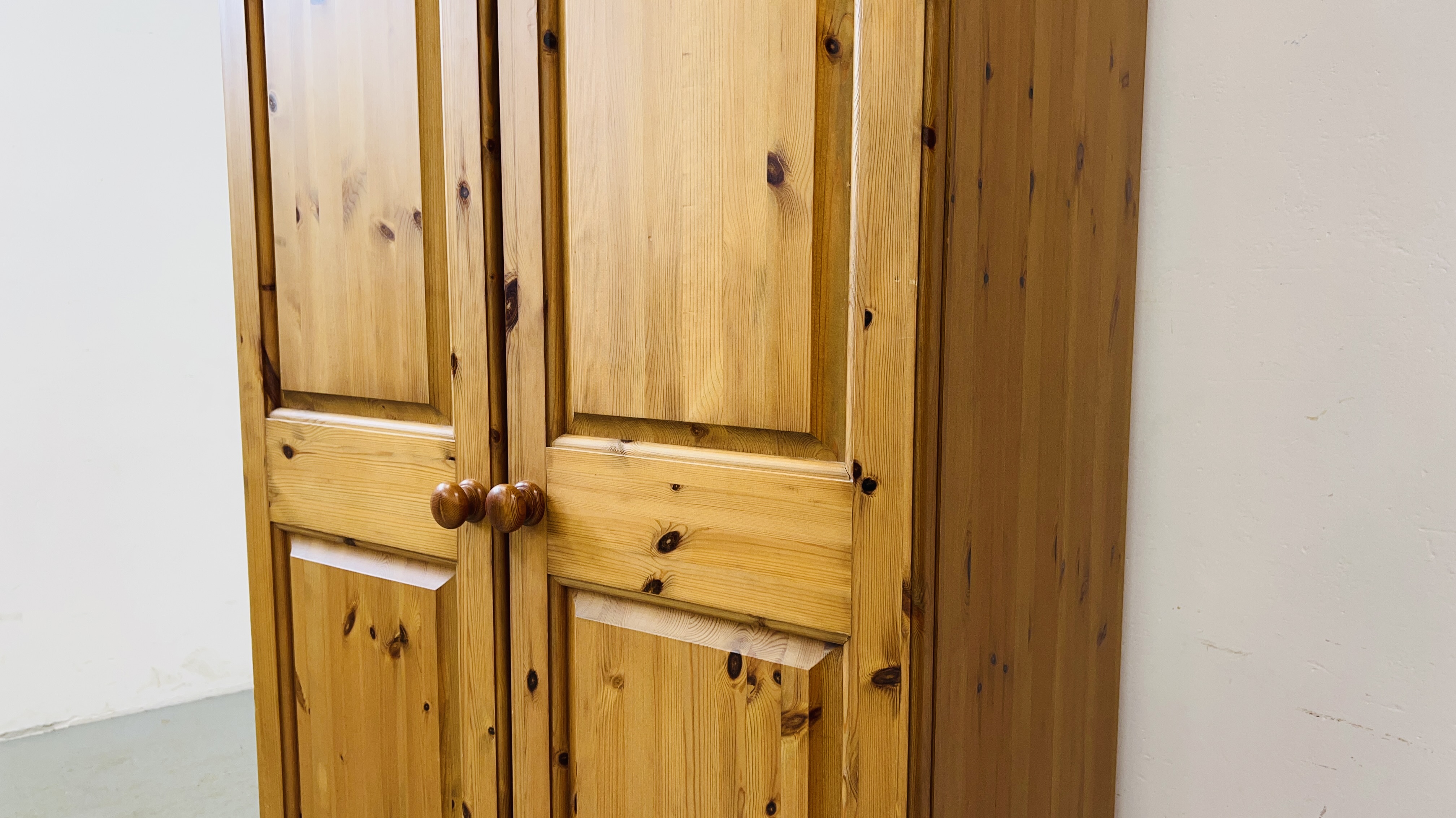 A GOOD QUALITY SOLID HONEY PINE DOUBLE WARDROBE W 96CM, D 56CM, H 188CM. - Image 4 of 8