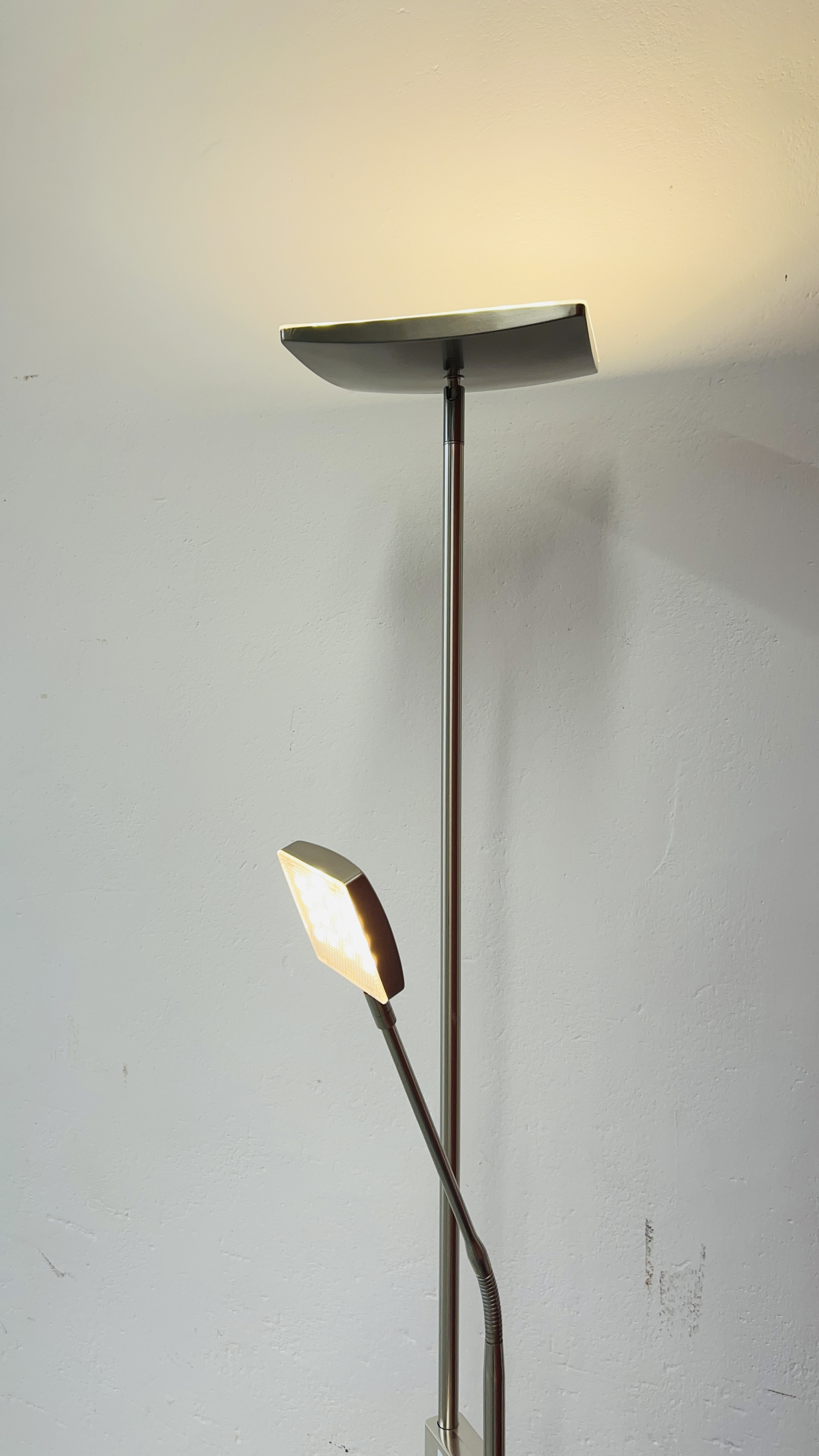 A MODERN STAINLESS STEEL FINISH ANGLE POISE LED LAMP WITH READING LIGHT - SOLD AS SEEN. - Image 10 of 11