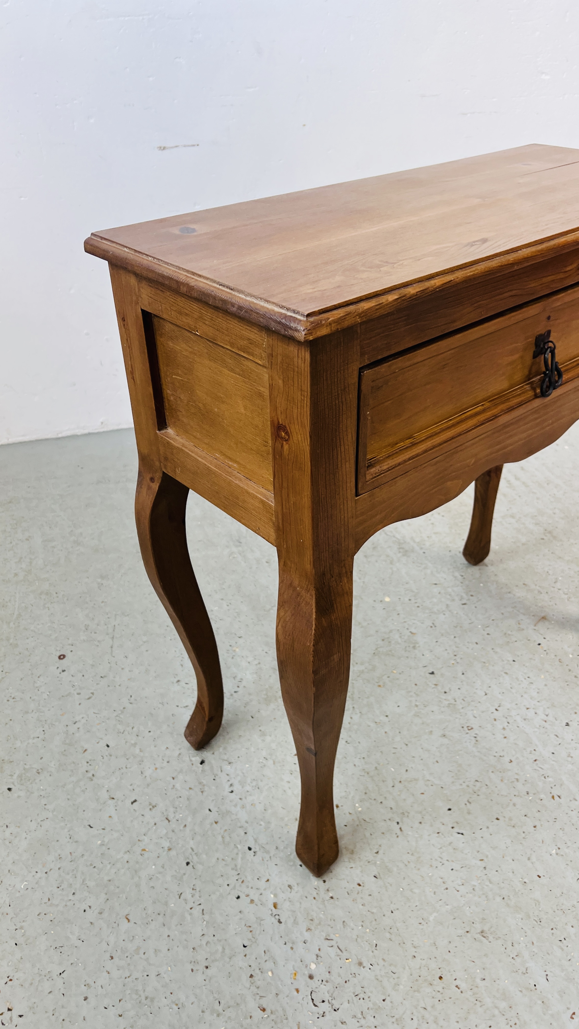 A STAINED PINE SINGLE DRAWER HALL TABLE 77CM X 34CM X 76CM. - Image 7 of 7