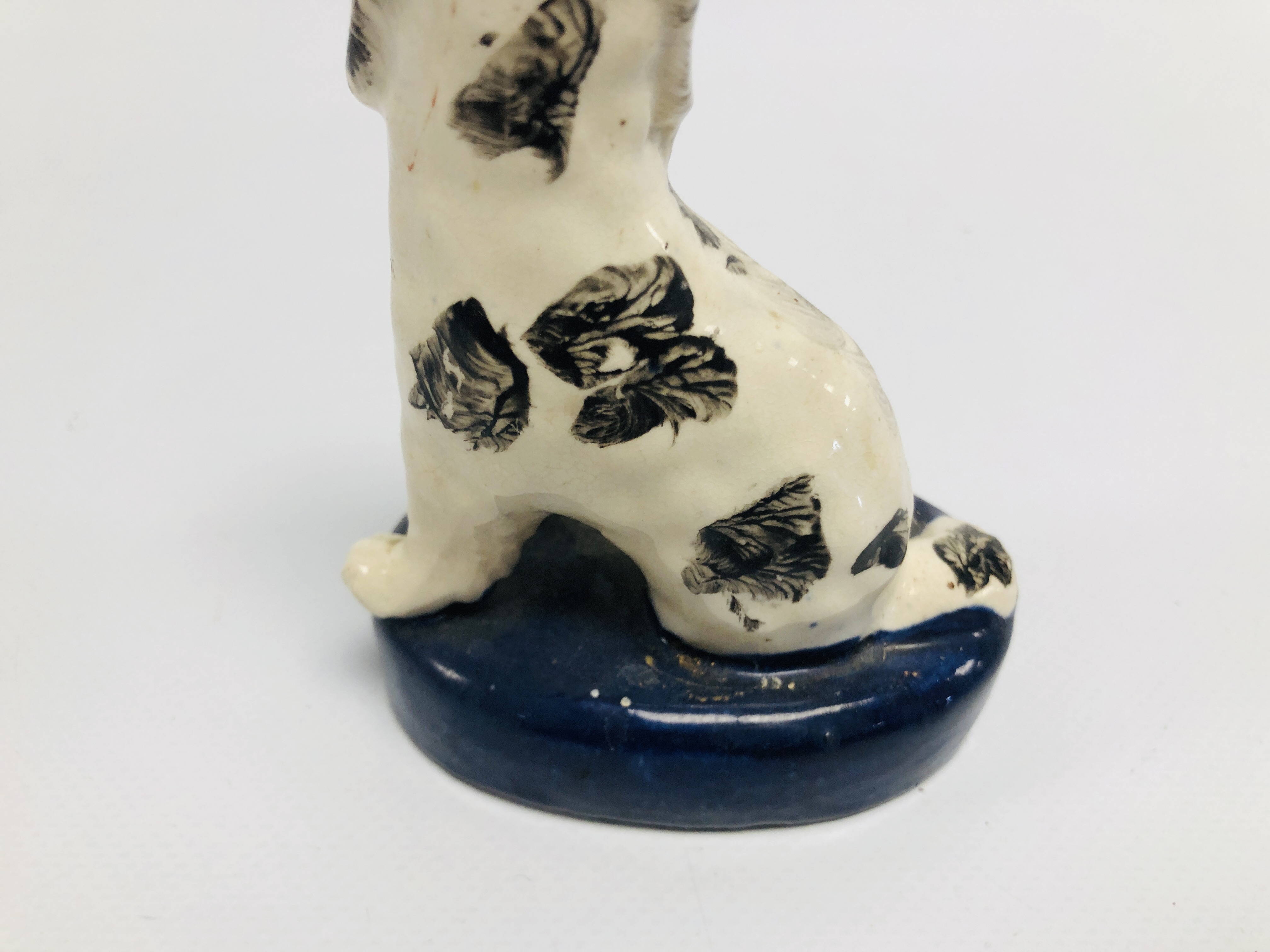 A PAIR OF STAFFORDSHIRE SEATED SPANIELS, H 11CM. - Image 13 of 14