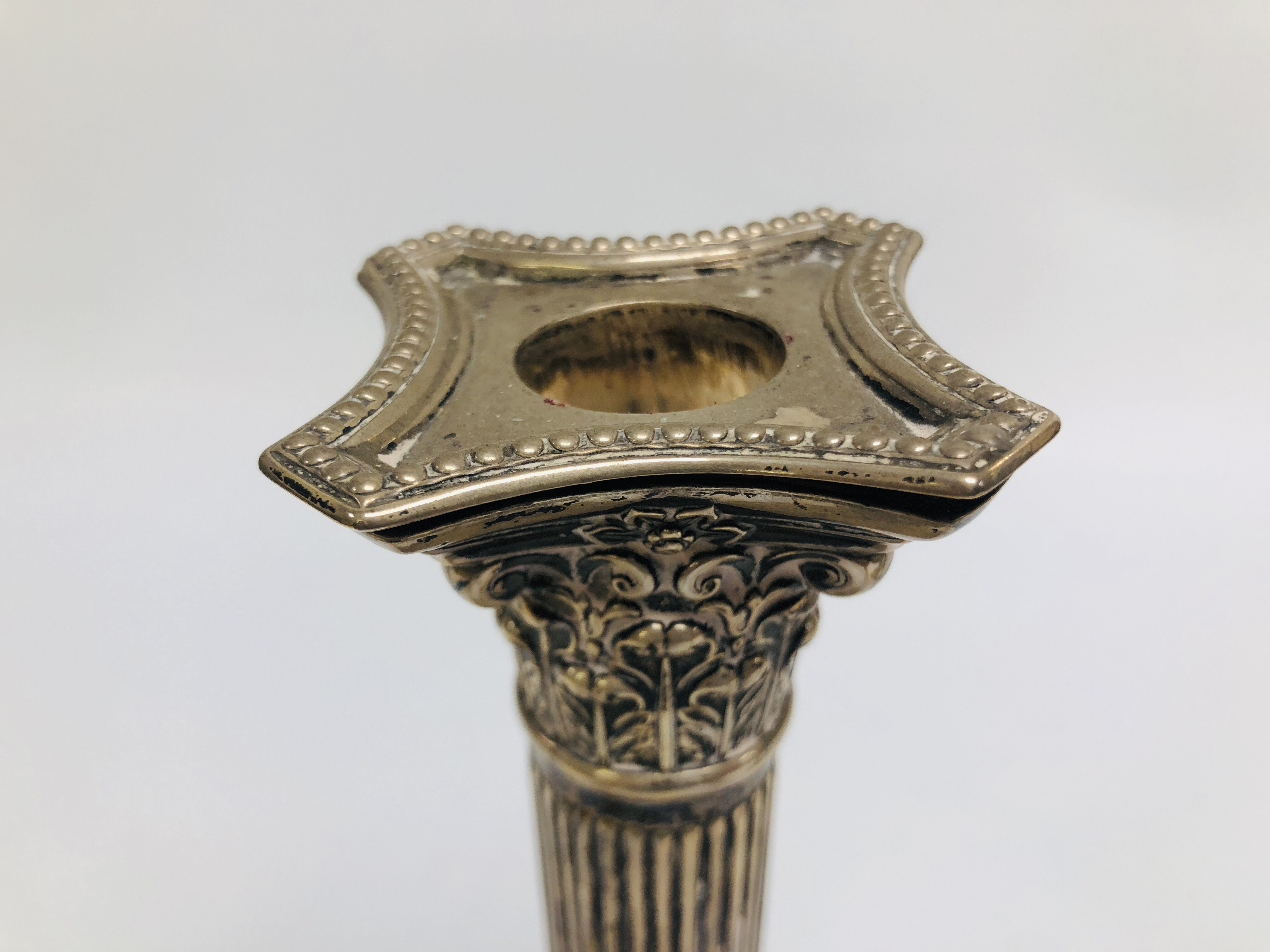 A PAIR OF SILVER CANDLESTICKS IN THE FORM OF CORINTHIAN COLUMNS, BIRMINGHAM ASSAY, H 26CM (FILLED). - Image 11 of 23