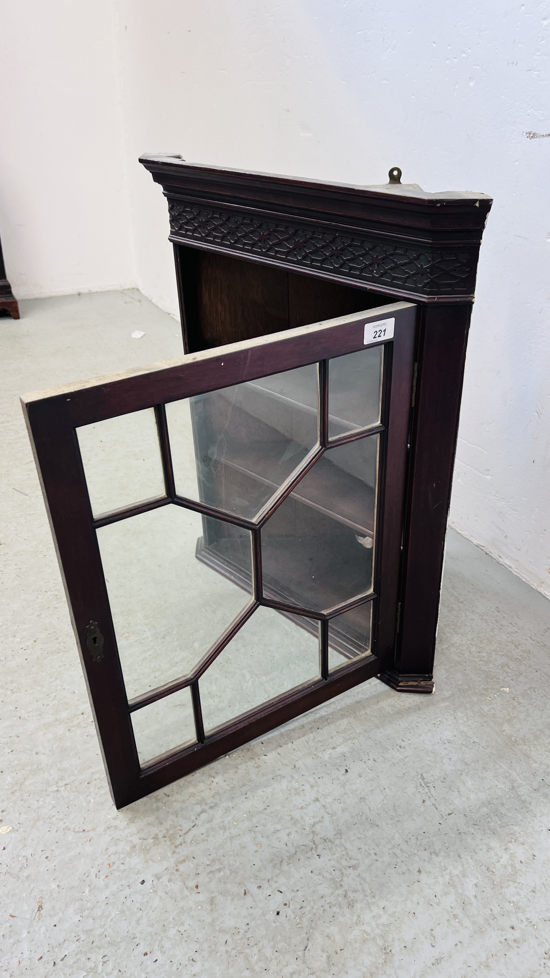 A SMALL VICTORIAN WALL HANGING CORNER DISPLAY CABINET WITH ASTRAGAL GLAZED DOOR H 65CM. - Image 6 of 6