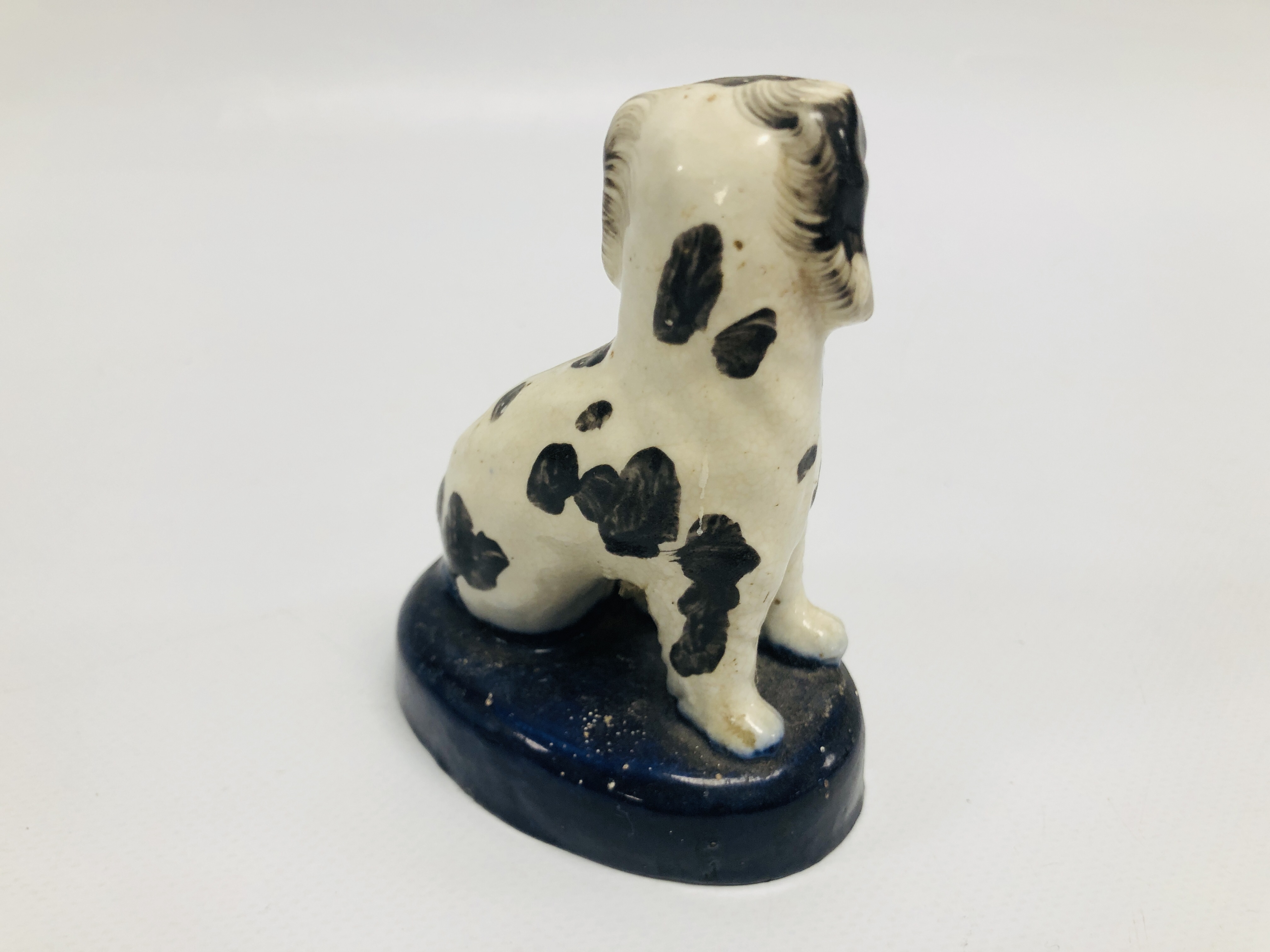 A PAIR OF STAFFORDSHIRE SEATED SPANIELS, H 11CM. - Image 6 of 14