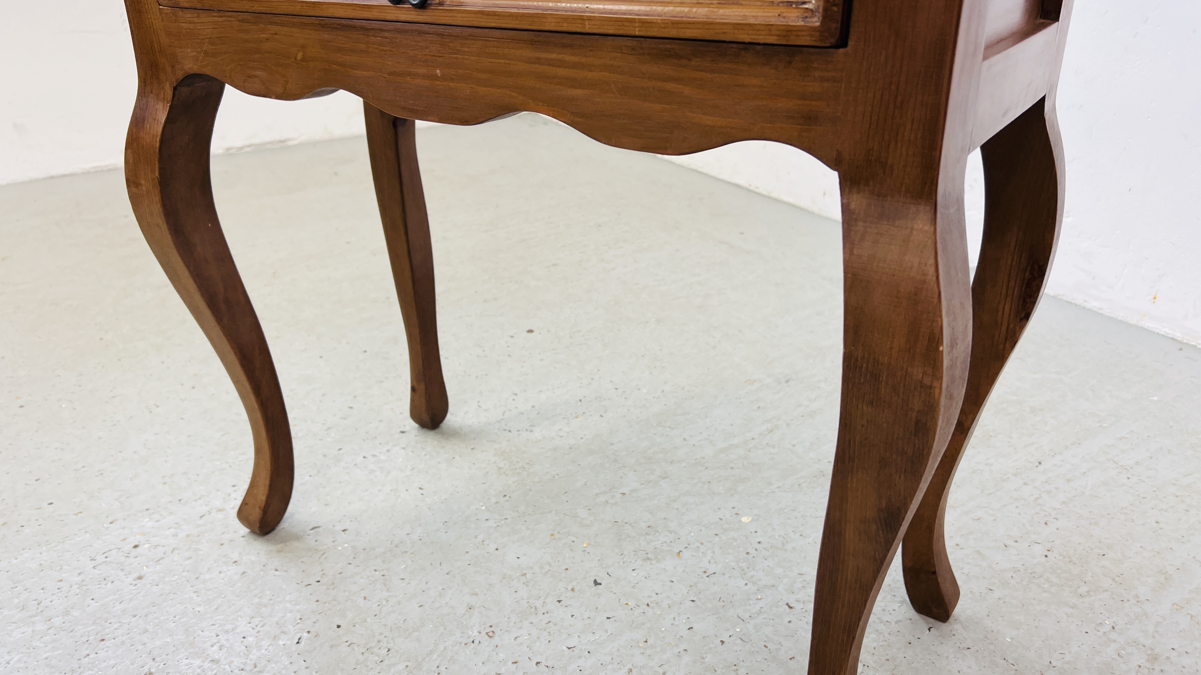 A STAINED PINE SINGLE DRAWER HALL TABLE 77CM X 34CM X 76CM. - Image 4 of 7