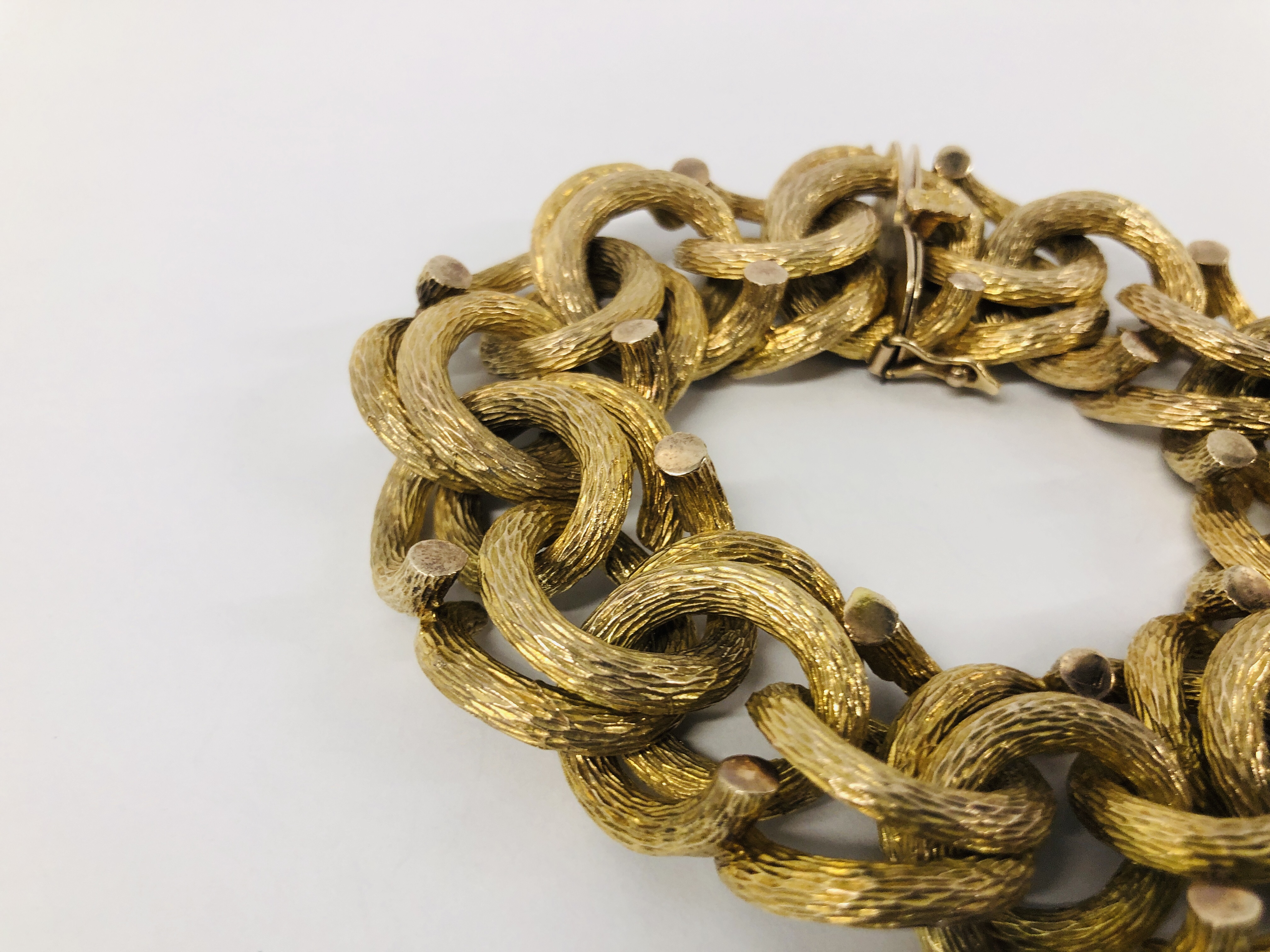 AN IMPRESSIVE 9CT. GOLD HEAVY BRACELET OF INTERWOVEN DESIGN, WITH SAFETY CHAIN. - Image 3 of 11