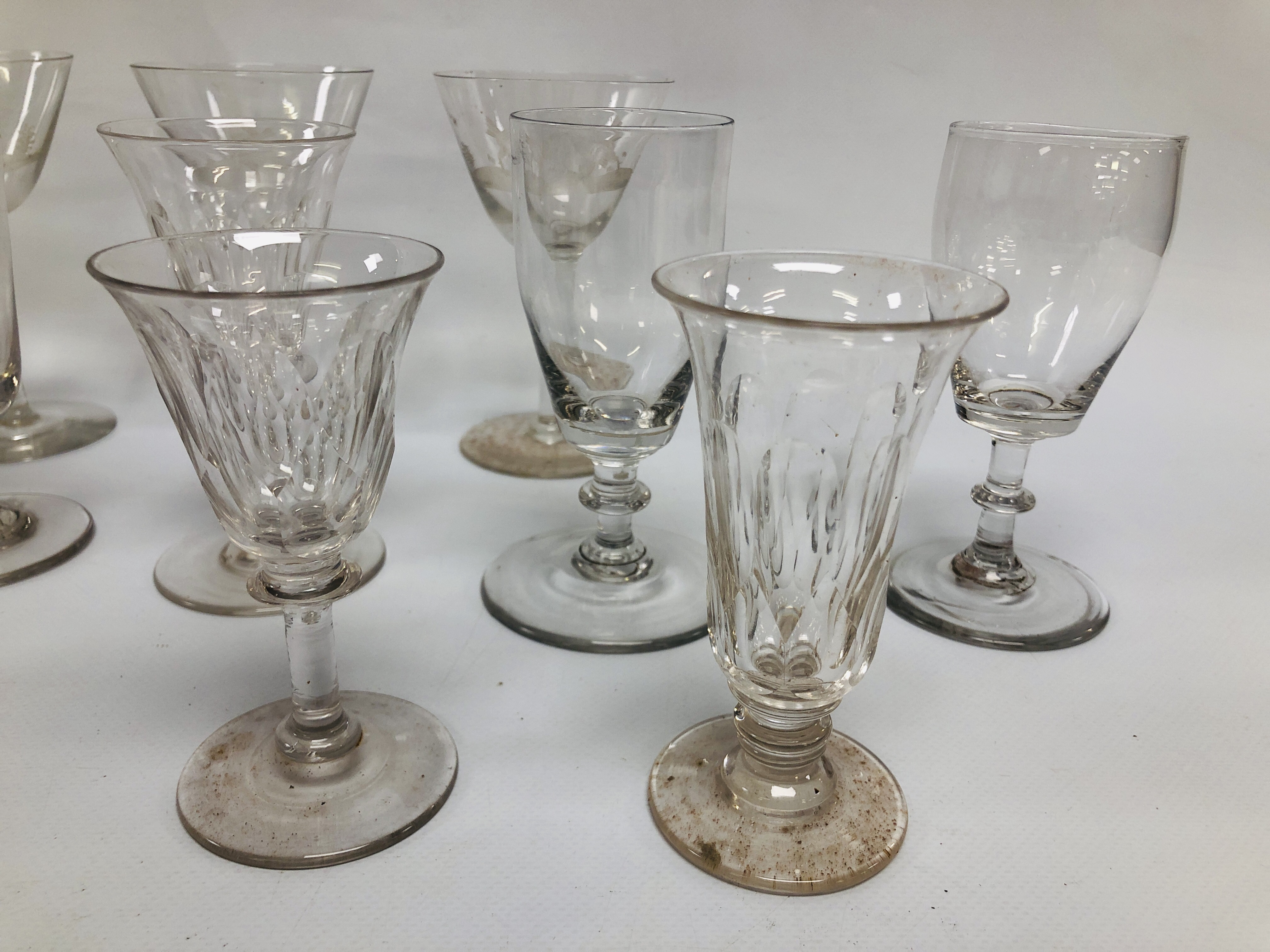 A GROUP OF VICTORIAN AND LATER DRINKING GLASSES ALONG WITH THREE LATE GEORGIAN GLASSES (SOME A/F). - Image 4 of 8