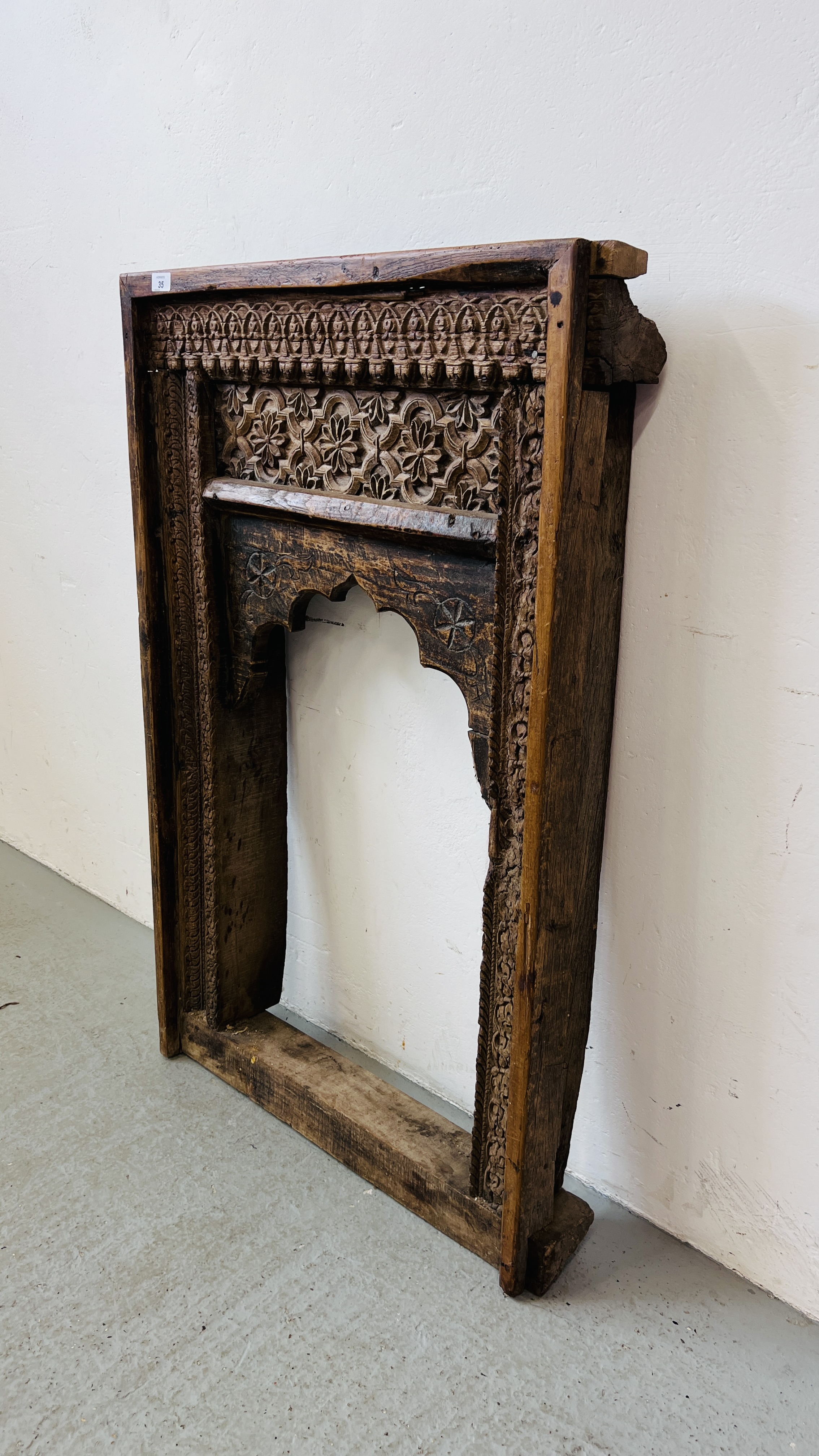 A VINTAGE INTRICATE HAND CARVED INDIAN MIRROR FRAME - Image 2 of 13