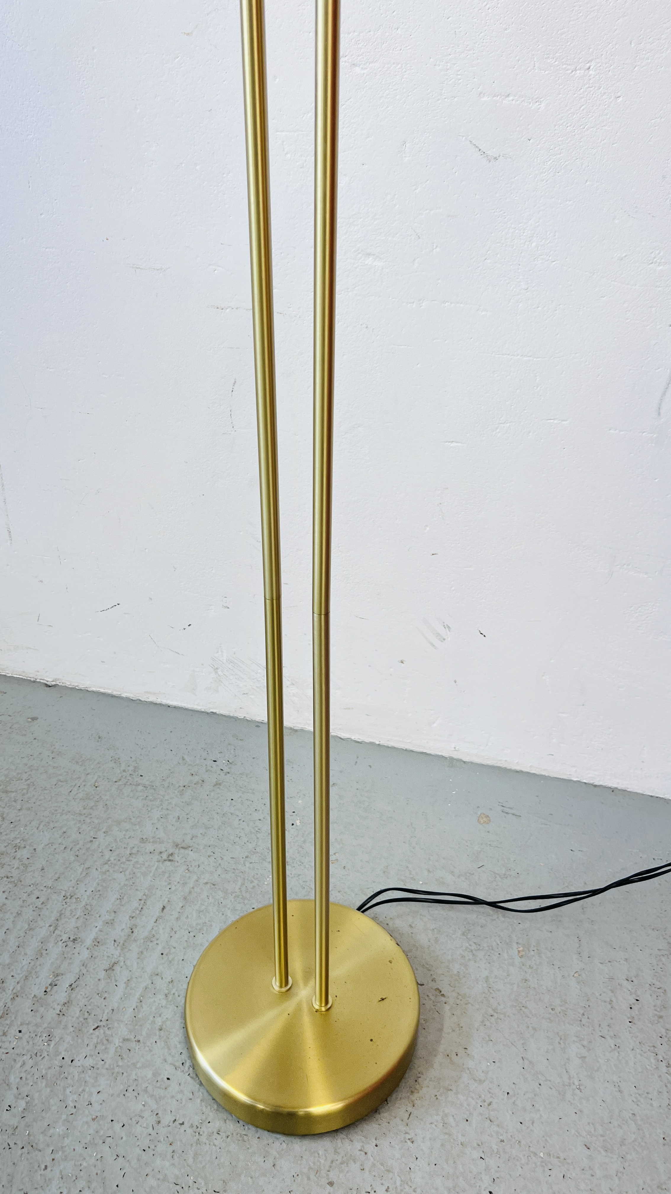 A BRASS FINISH UPLIGHTER WITH ADJUSTABLE READING LIGHT - SOLD AS SEEN. - Image 4 of 5