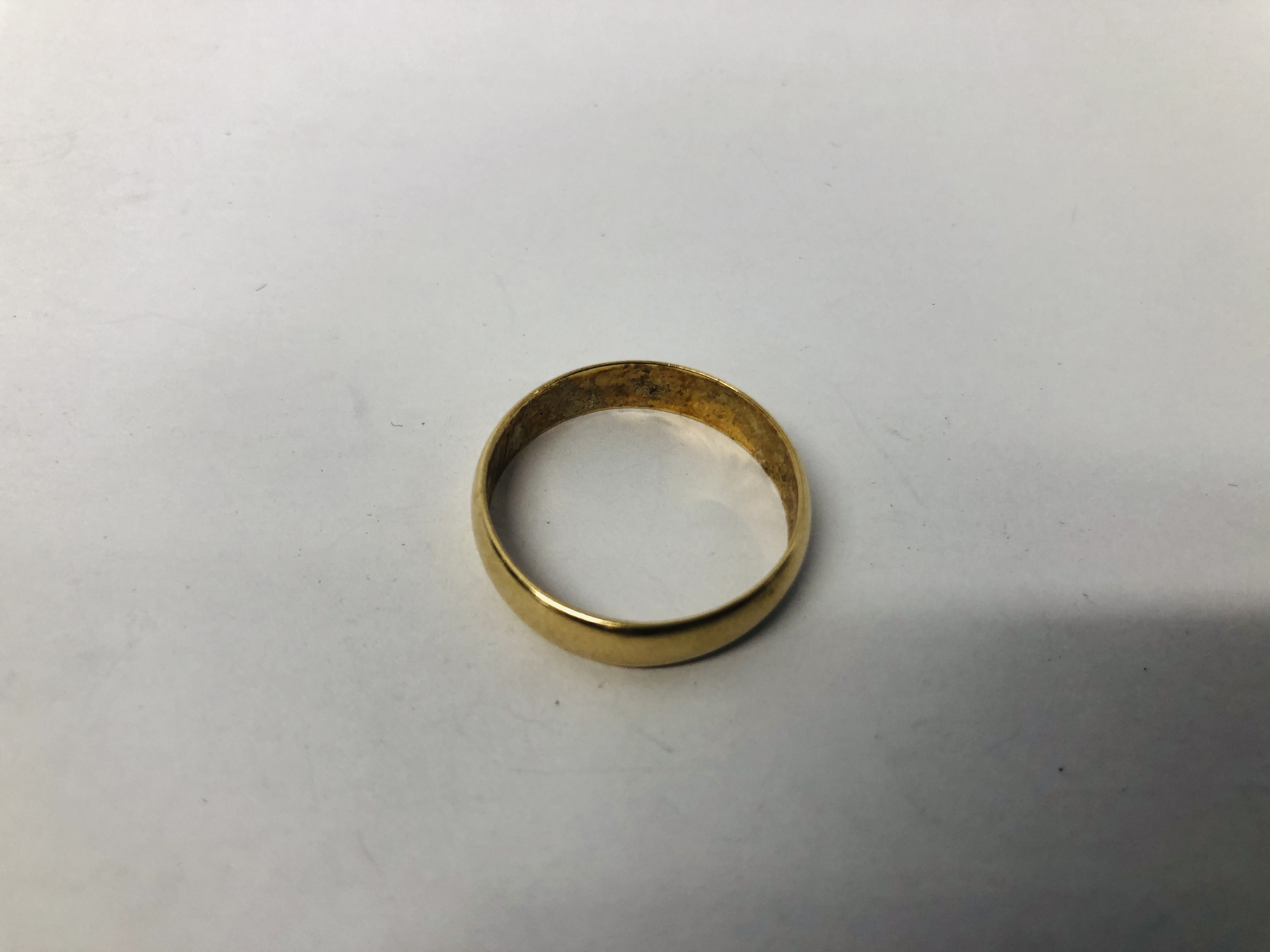 9CT. GOLD WEDDING BAND. - Image 3 of 6