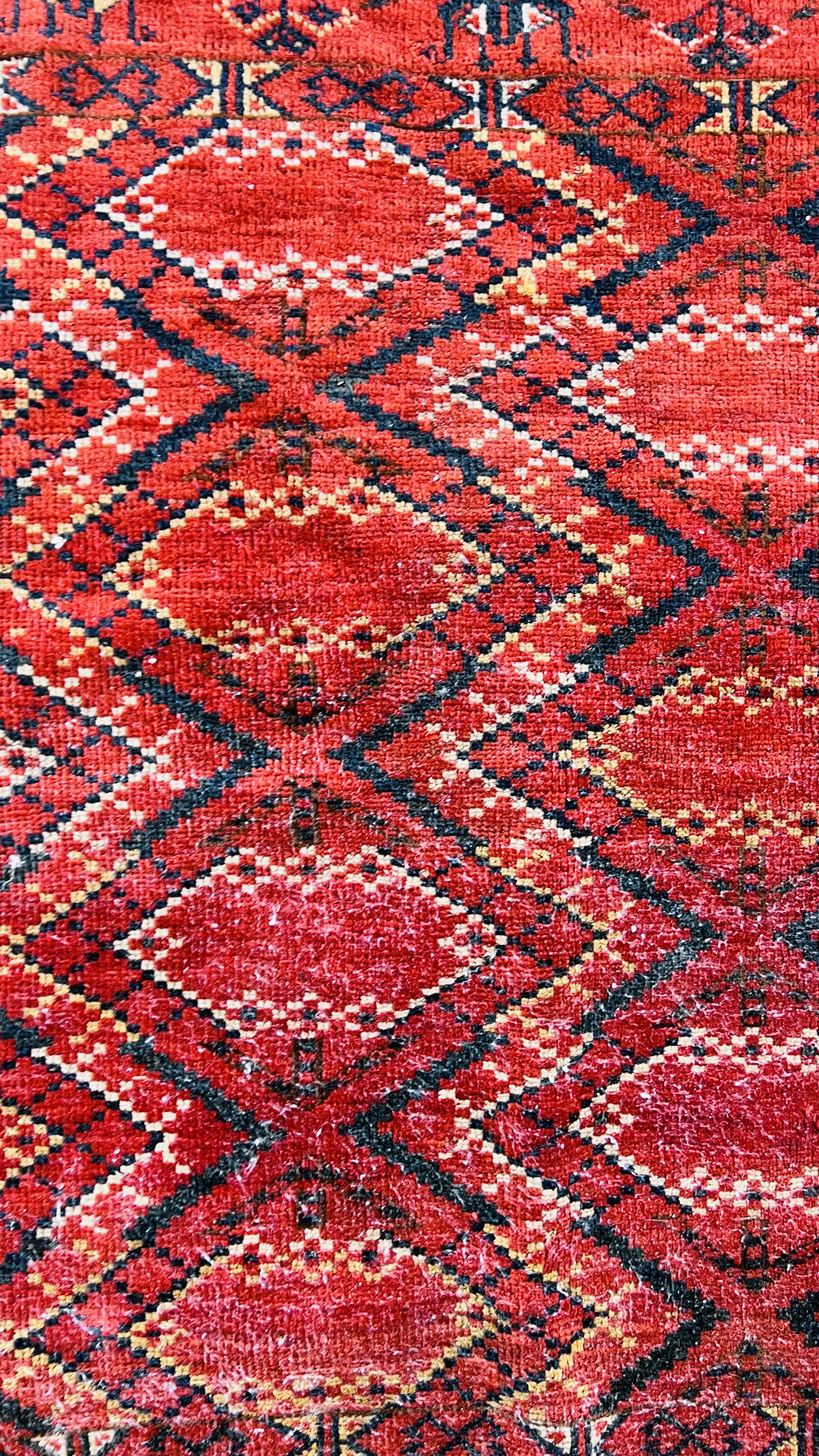 A TURKOMAN RUG, PROBABLY A DUVAL THE BRICK RED FIELD WITH GEOMETRIC LOZENGES 159CM X 109CM. - Bild 5 aus 6