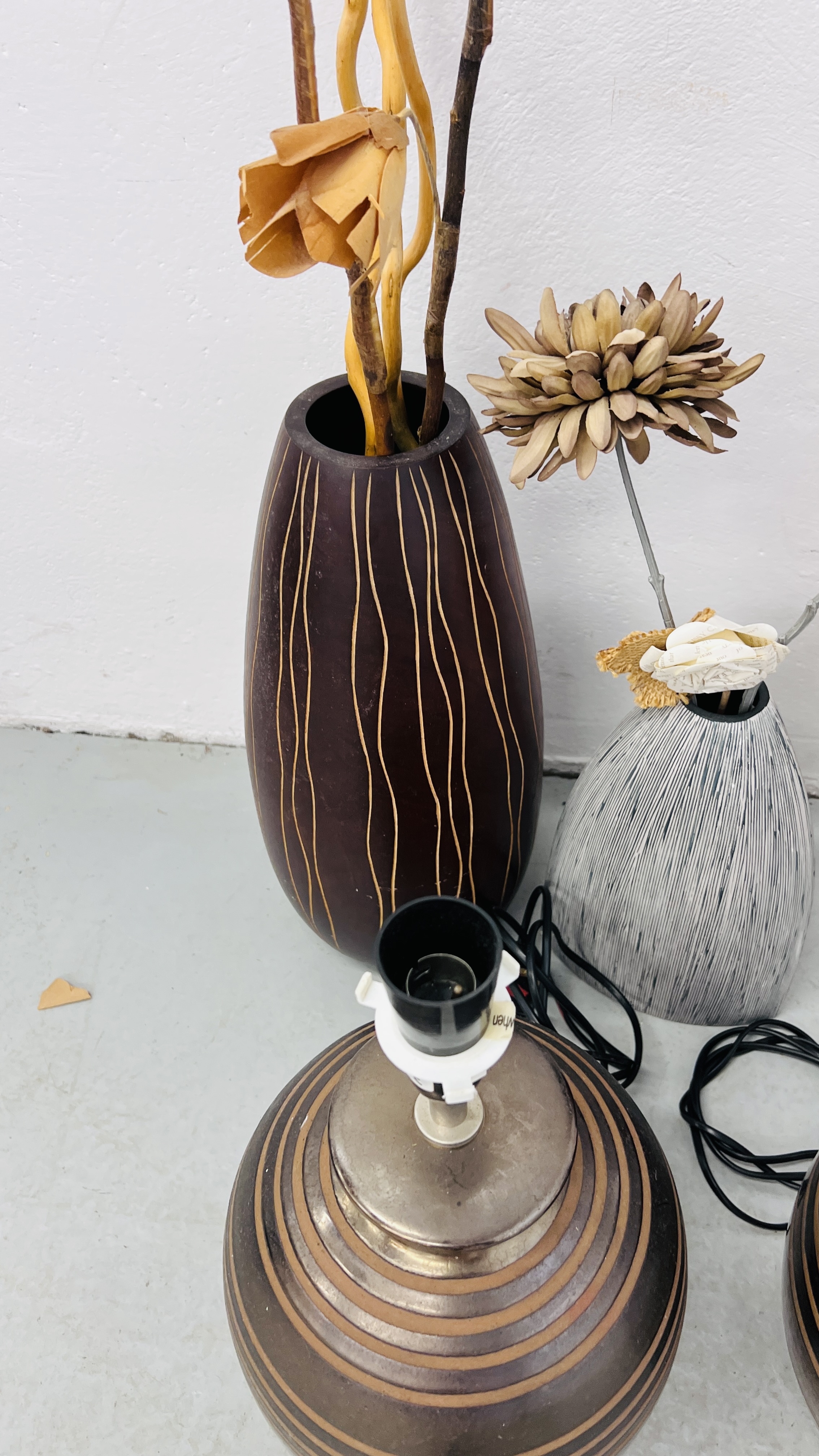 TWO MODERN DESIGNER VASES CONTAINING VARIOUS GRASSES ALONG WITH A PAIR OF DESIGNER POTTERY LAMPS - Image 5 of 6