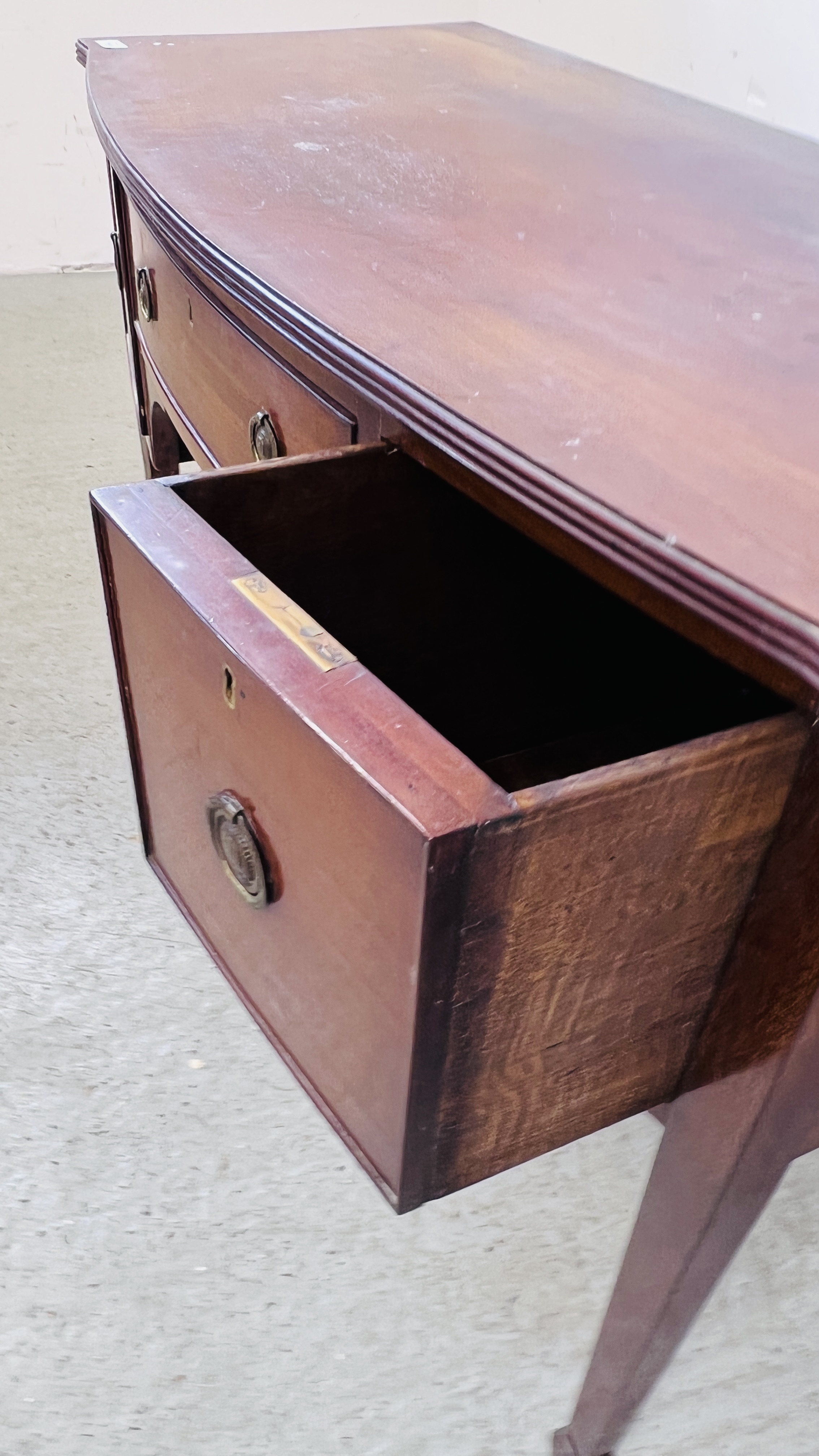 AN EDWARDIAN MAHOGANY BOW FRONT DRESSING TABLE. - Image 8 of 9