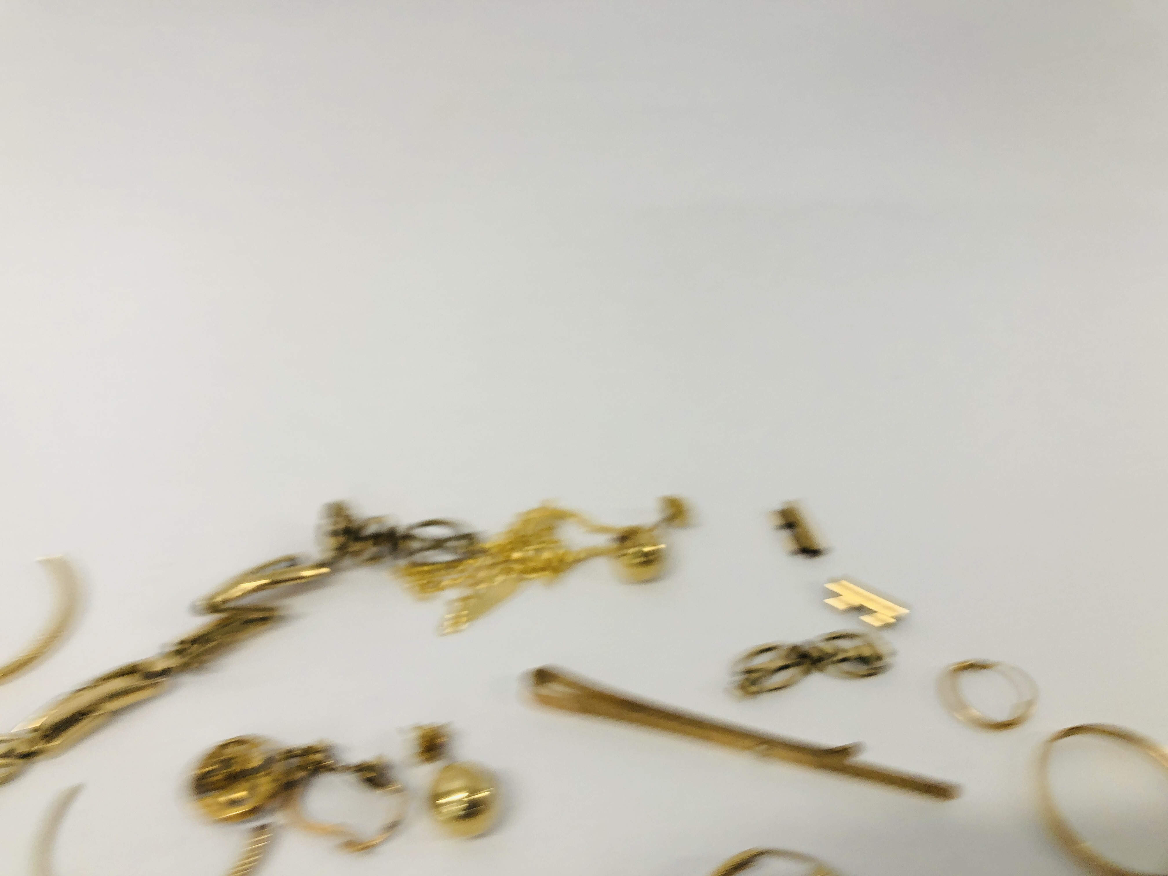 QUANTITY OF GOLD AND YELLOW METAL JEWELLERY TO INCLUDE VARIOUS HOOP EARRINGS, 9CT. - Bild 4 aus 8