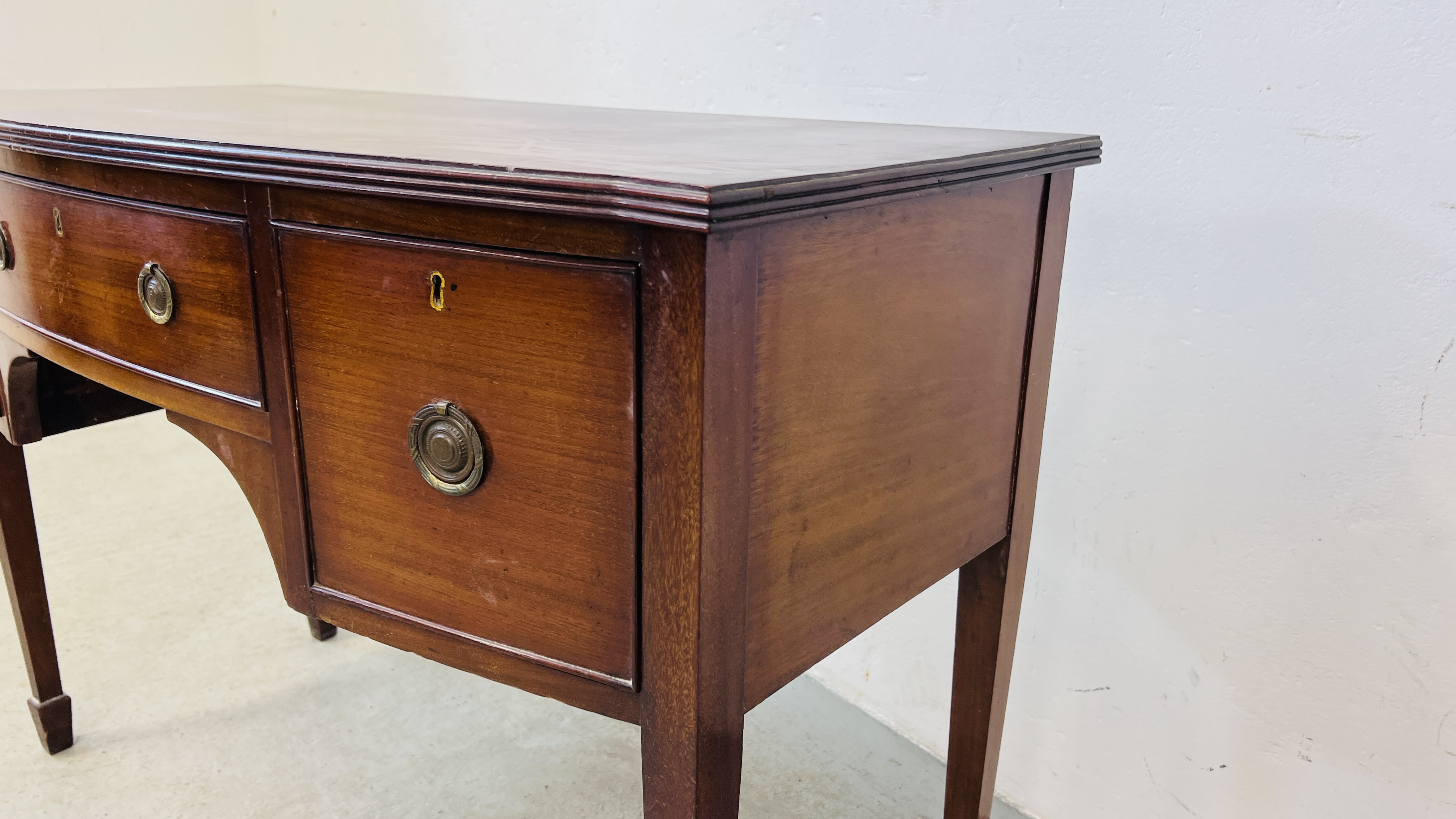 AN EDWARDIAN MAHOGANY BOW FRONT DRESSING TABLE. - Image 2 of 9