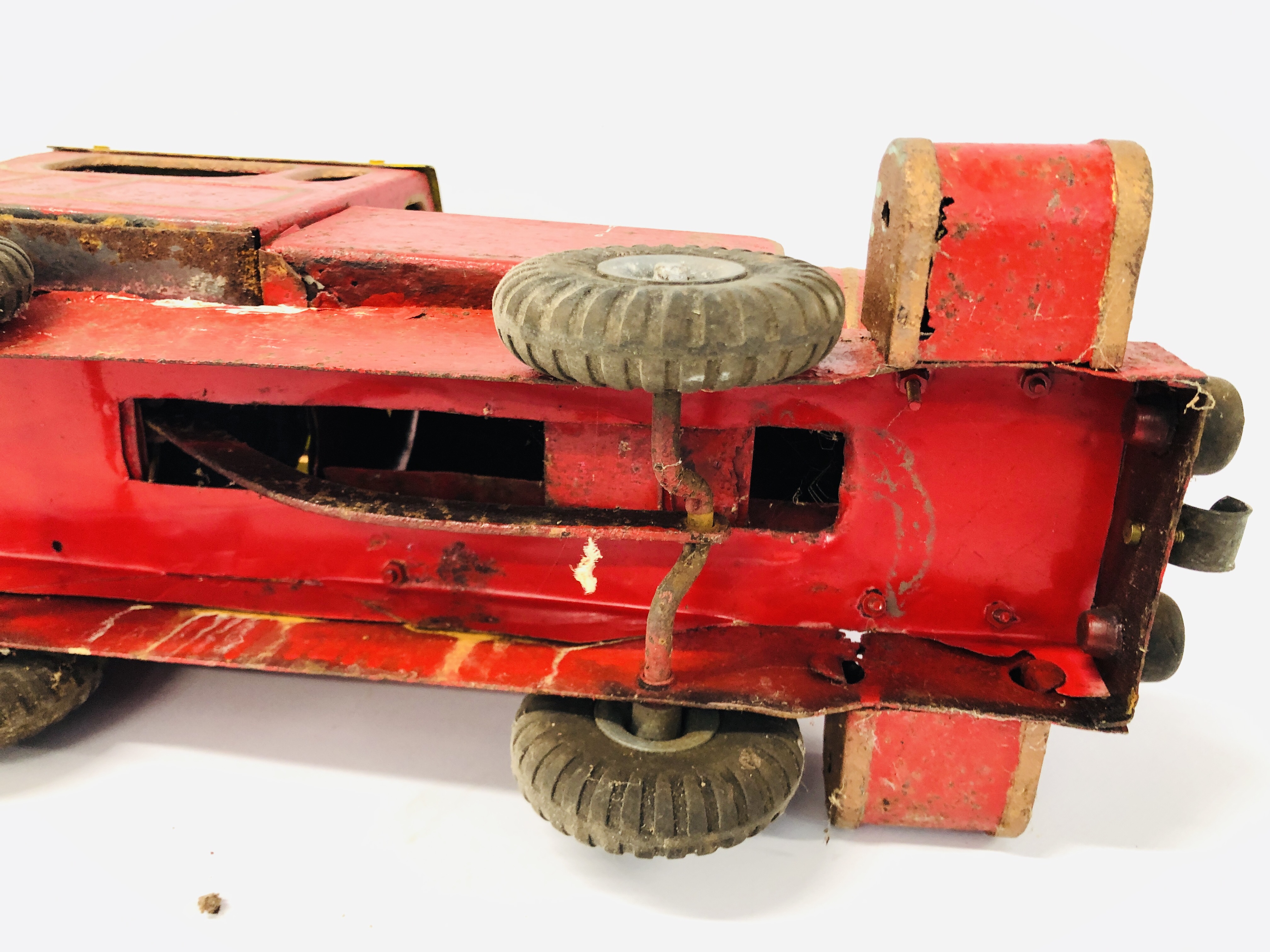 A VINTAGE TRI-ANG "PUFF PUFF" TIN PLATE TOY TRAIN, LENGTH 45CM. - Bild 6 aus 7