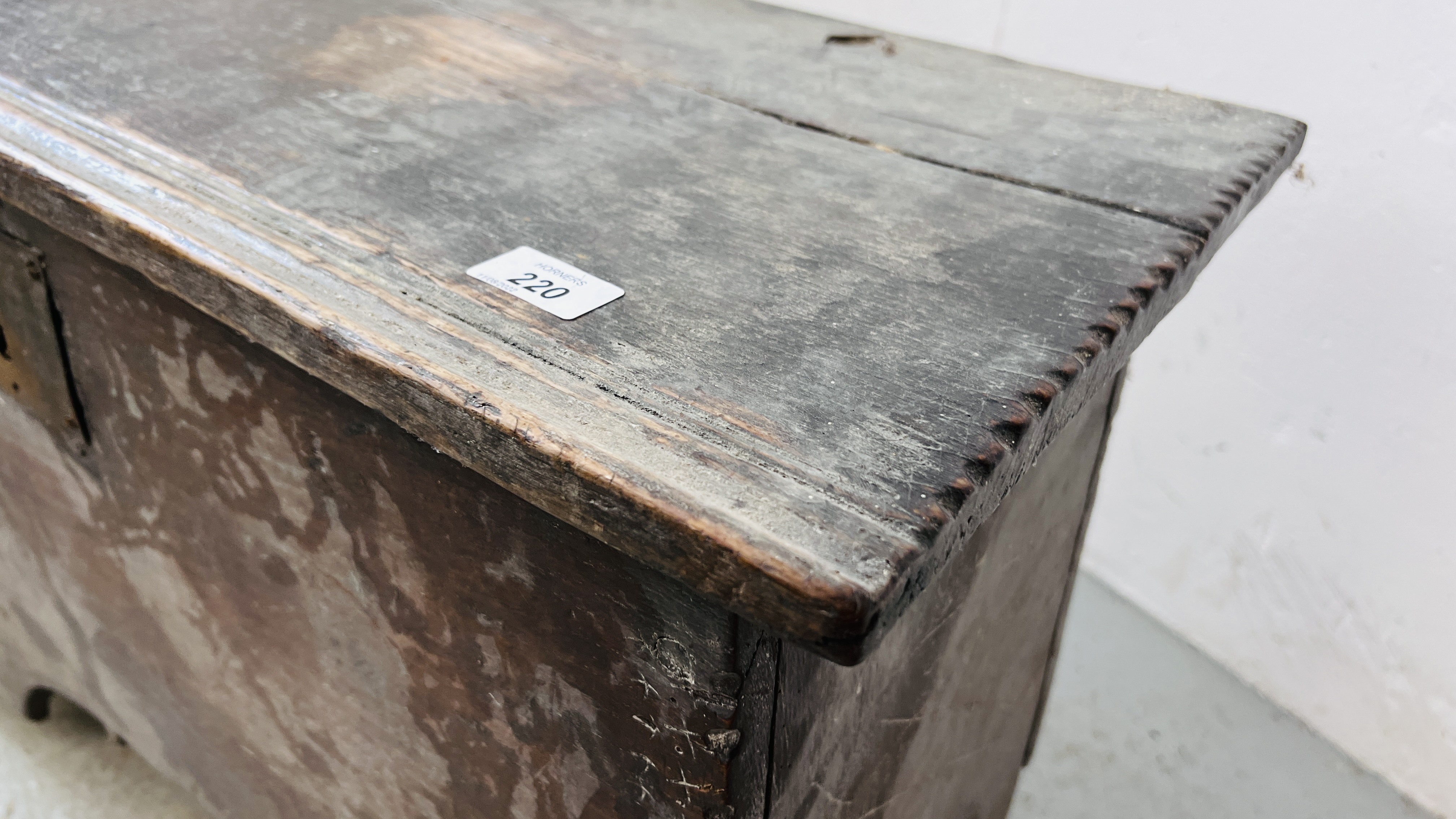 AN ANTIQUE OAK BLANKET BOX W 81CM, D 37CM, H 52CM. - Image 5 of 11