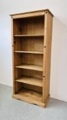 A MEXICAN PINE FULL HEIGHT BOOKSHELF W 81CM, D 40CM, H 184CM.