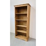 A MEXICAN PINE FULL HEIGHT BOOKSHELF W 81CM, D 40CM, H 184CM.