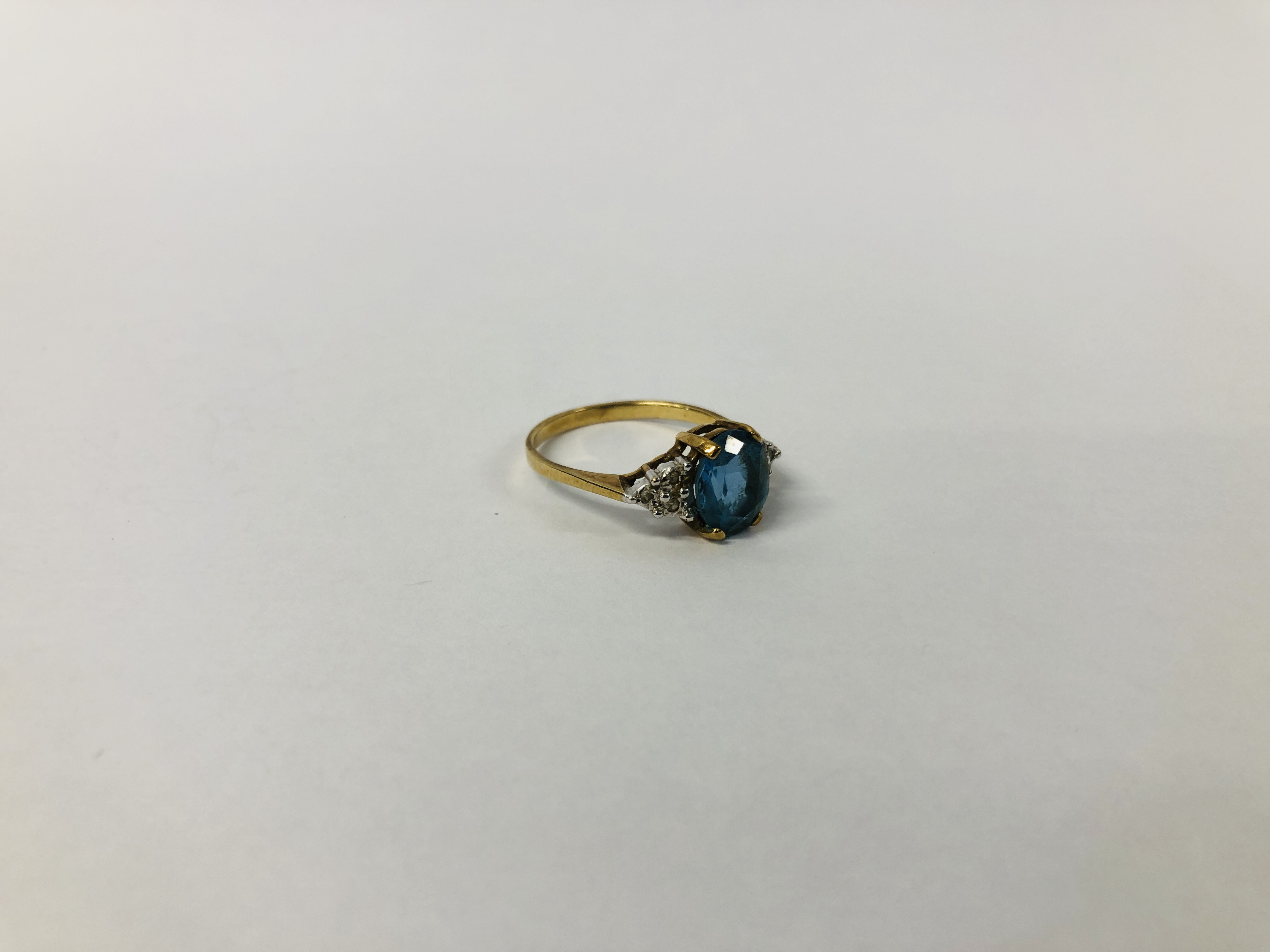 A 9CT. GOLD RING SET WITH CENTRAL AQUAMARINE AND DIAMONDS. - Image 3 of 9