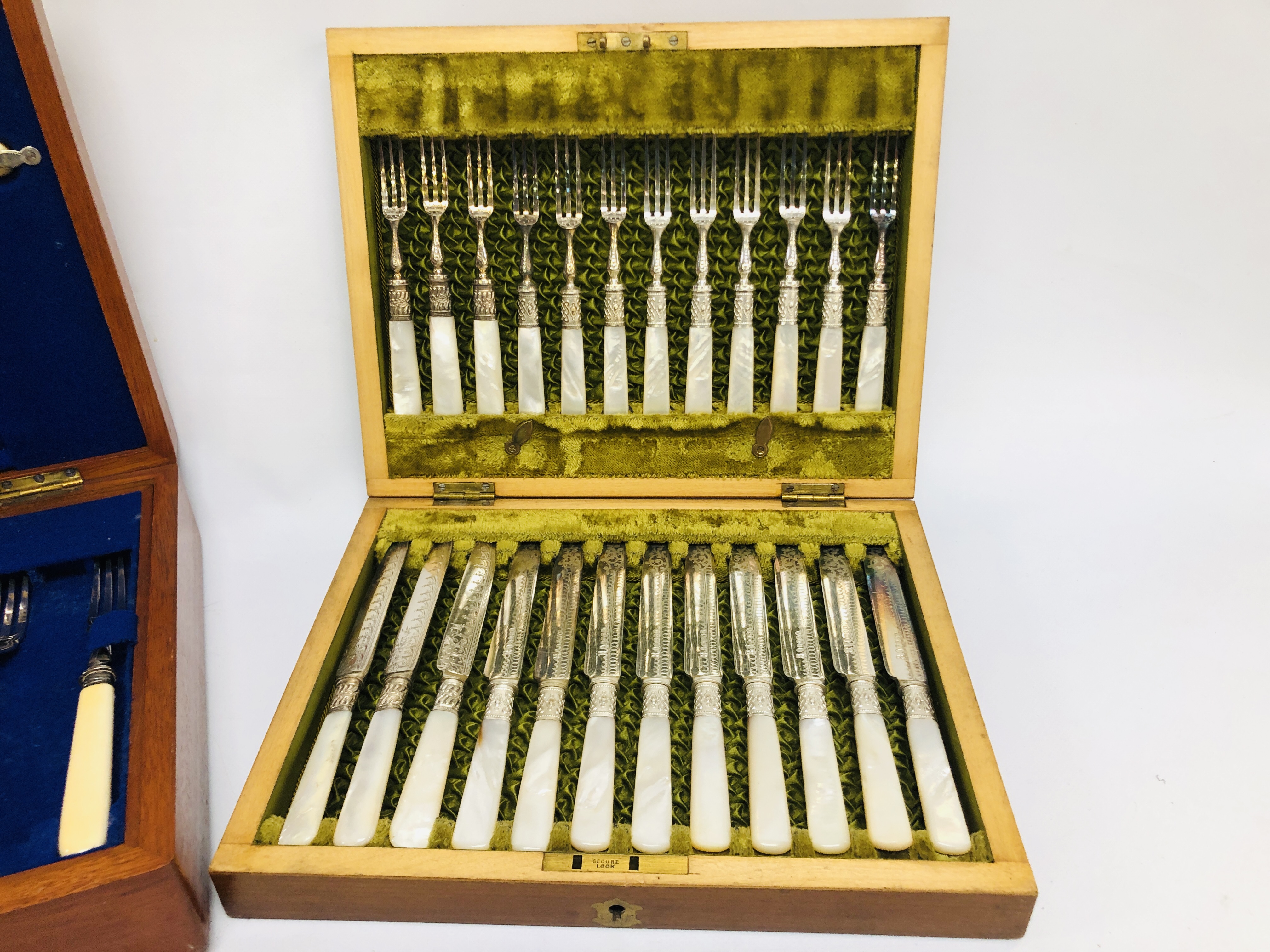 FOUR VINTAGE CASED CUTLERY SETS IN FITTED WOODEN BOXES (NOT GUARANTEED COMPLETE) ALONG WITH AN - Image 8 of 10