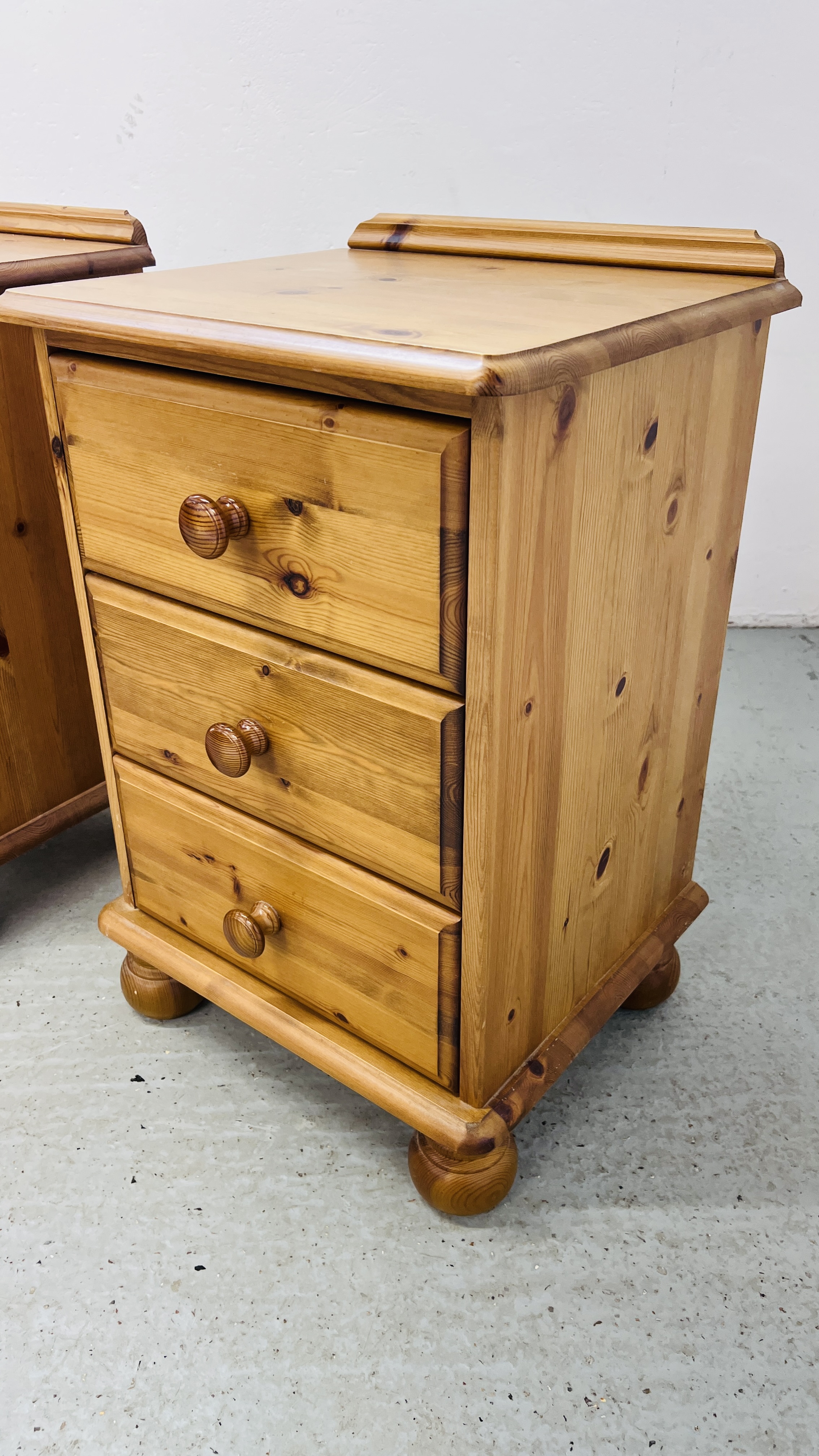 A PAIR OF GOOD QUALITY HONEY PINE THREE DRAWER BEDSIDE CABINETS WIDTH 46CM. DEPTH 40CM. HEIGHT 70CM. - Image 2 of 9