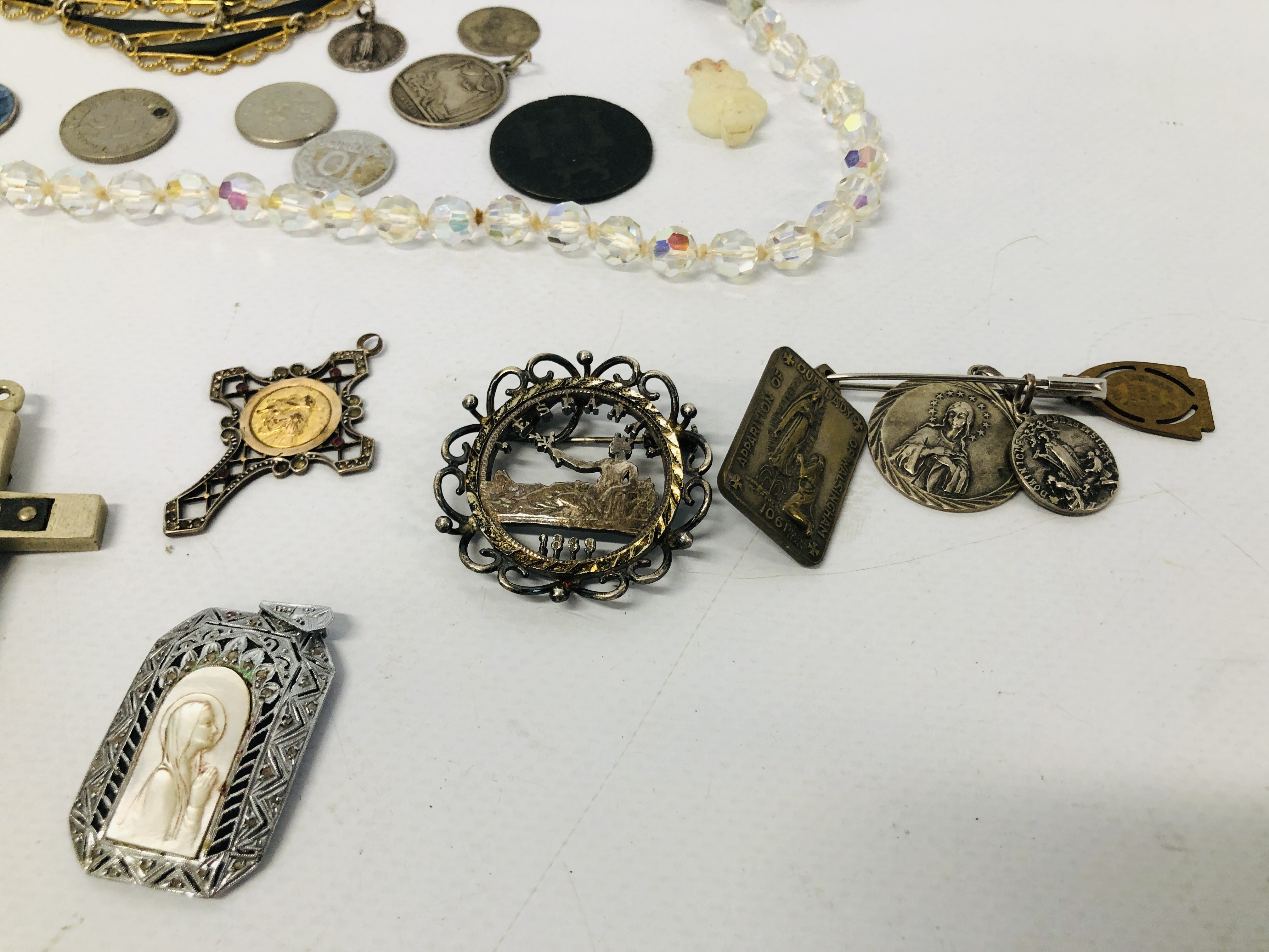 QUANTITY OF ASSORTED VINTAGE AND MODERN WHITE METAL AND SILVER JEWELLERY TO INCLUDE RELIGIOUS - Bild 4 aus 11