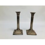A PAIR OF SILVER CANDLESTICKS IN THE FORM OF CORINTHIAN COLUMNS, BIRMINGHAM ASSAY, H 26CM (FILLED).