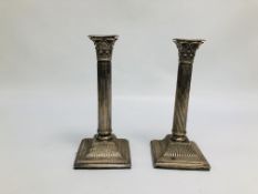 A PAIR OF SILVER CANDLESTICKS IN THE FORM OF CORINTHIAN COLUMNS, BIRMINGHAM ASSAY, H 26CM (FILLED).