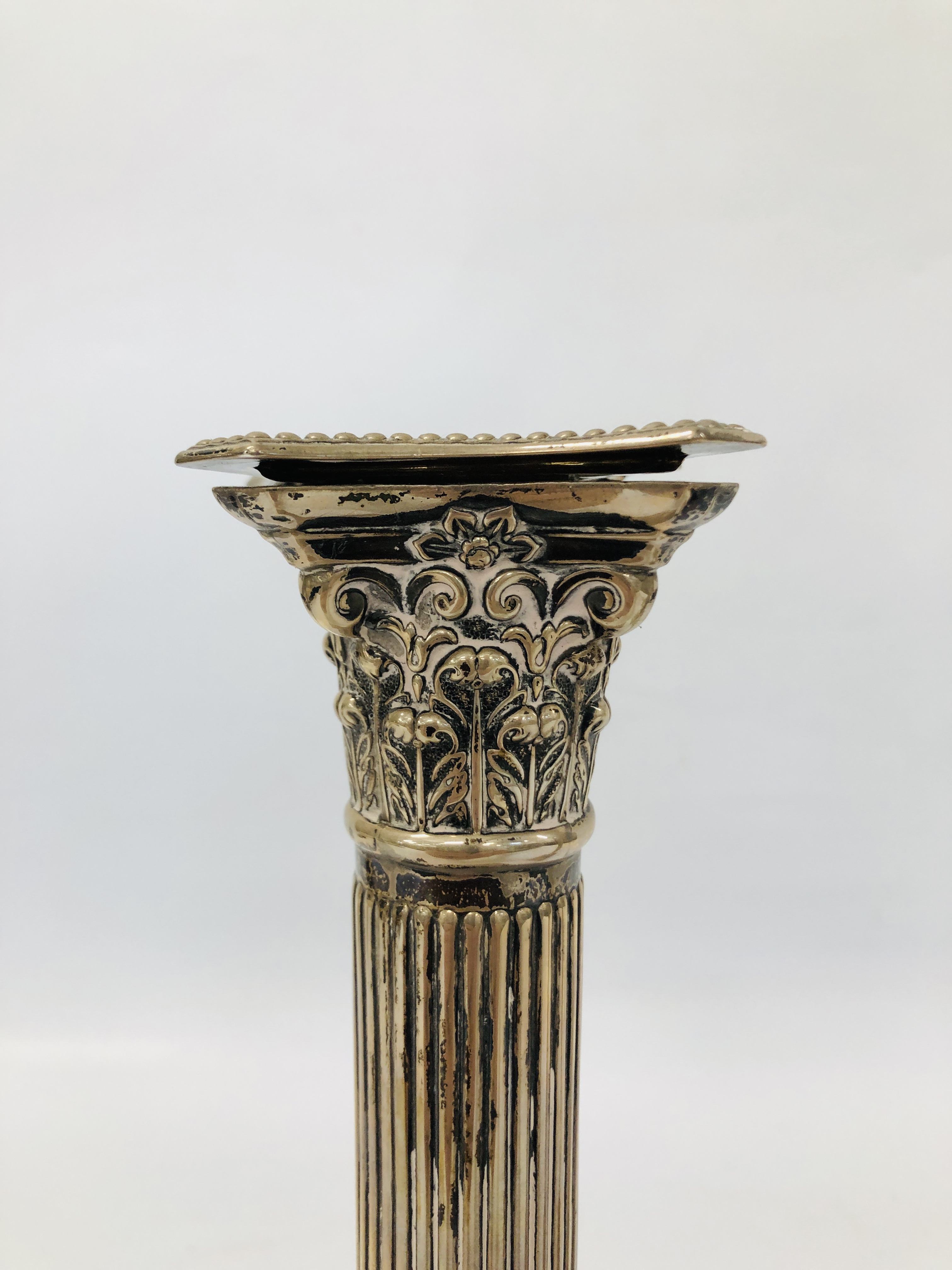 A PAIR OF SILVER CANDLESTICKS IN THE FORM OF CORINTHIAN COLUMNS, BIRMINGHAM ASSAY, H 26CM (FILLED). - Image 4 of 23