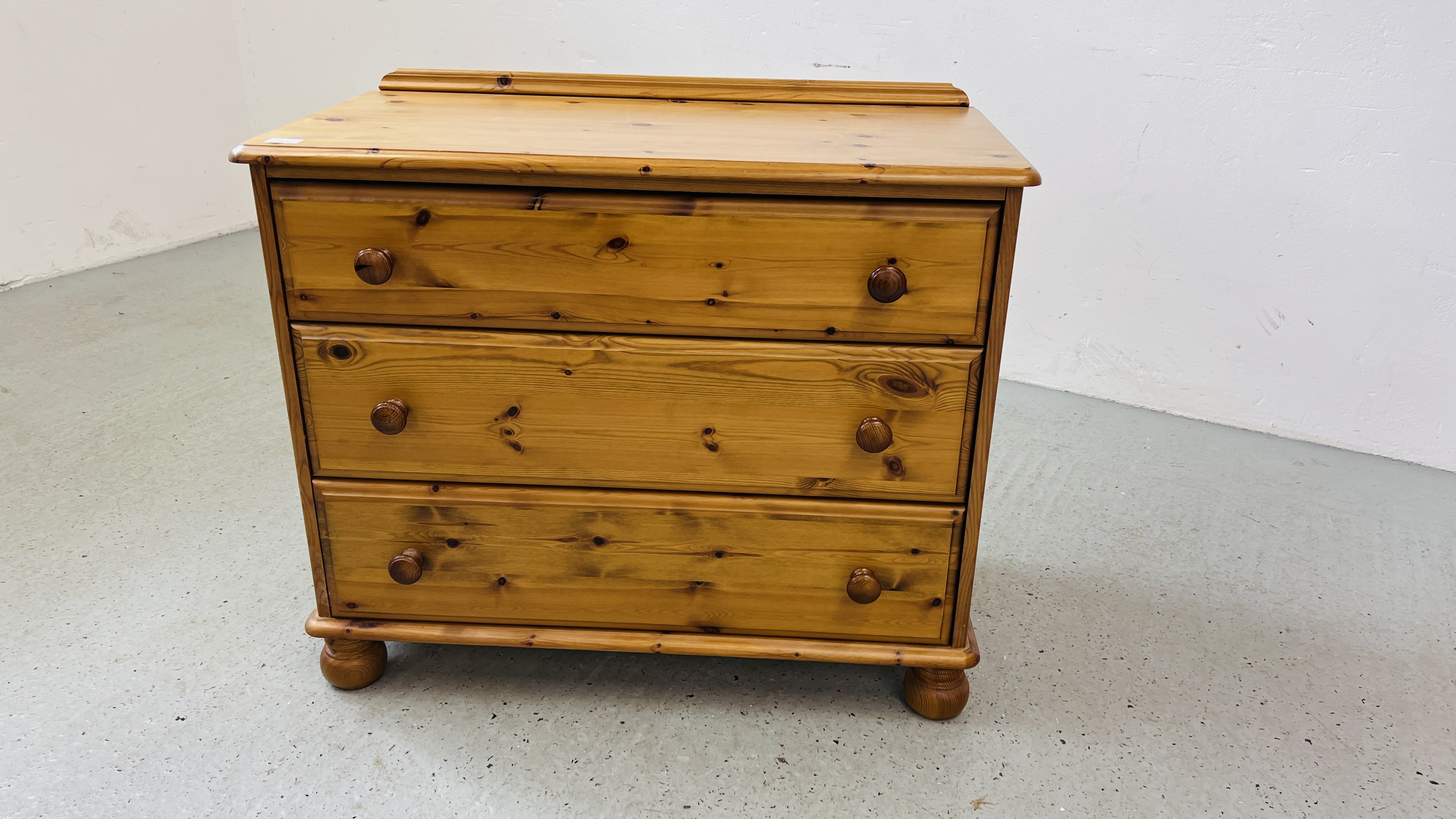 A GOOD QUALITY HONEY PINE THREE DRAWER BEDROOM CHEST WIDTH 90CM. DEPTH 46CM. HEIGHT 75CM.