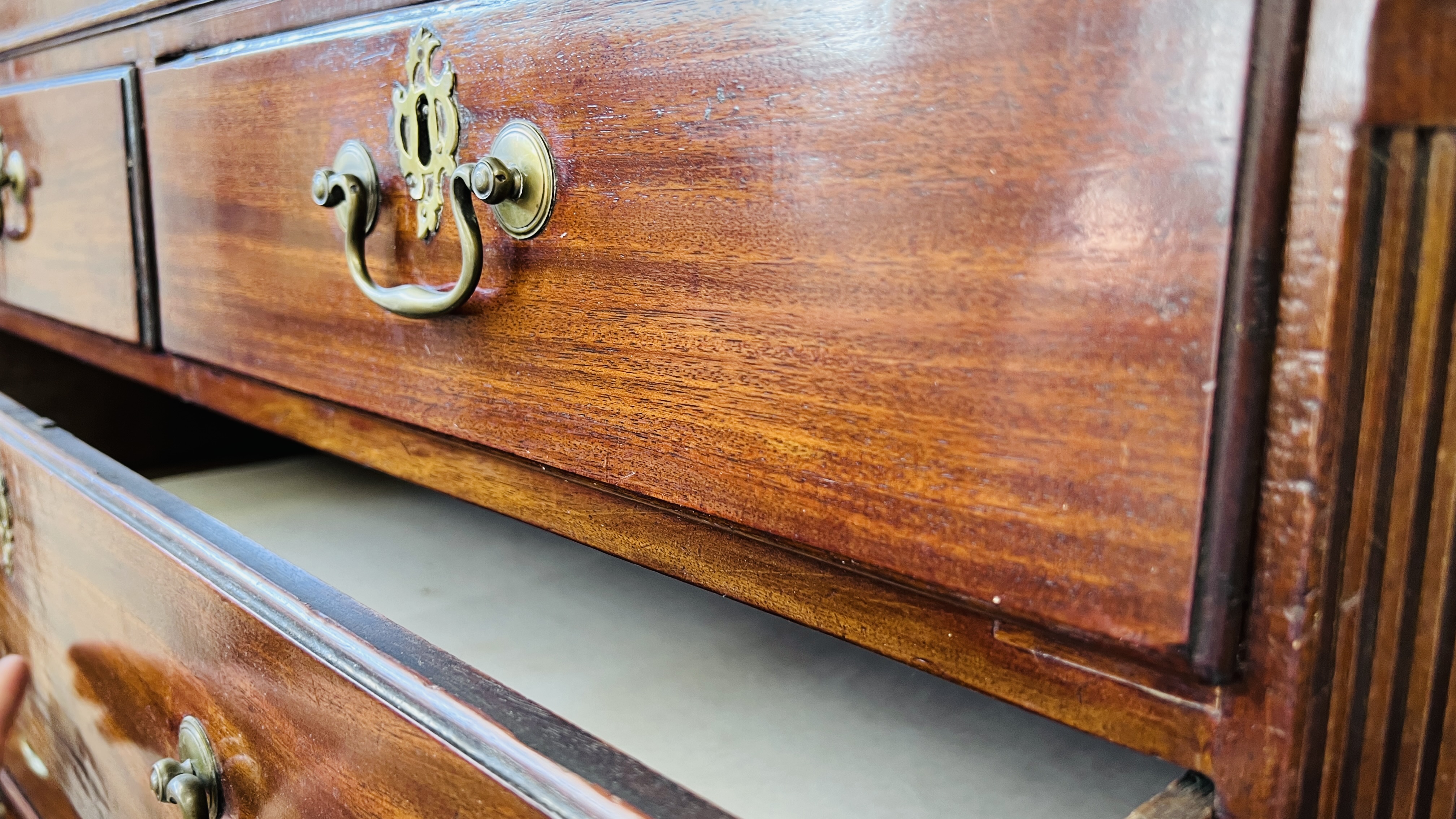 A GEORGE III MAHOGANY CHEST ON CHEST, RETAINING ORIGINAL HANDLES, THE BASE WITH BRUSHING SLIDE, - Image 16 of 17