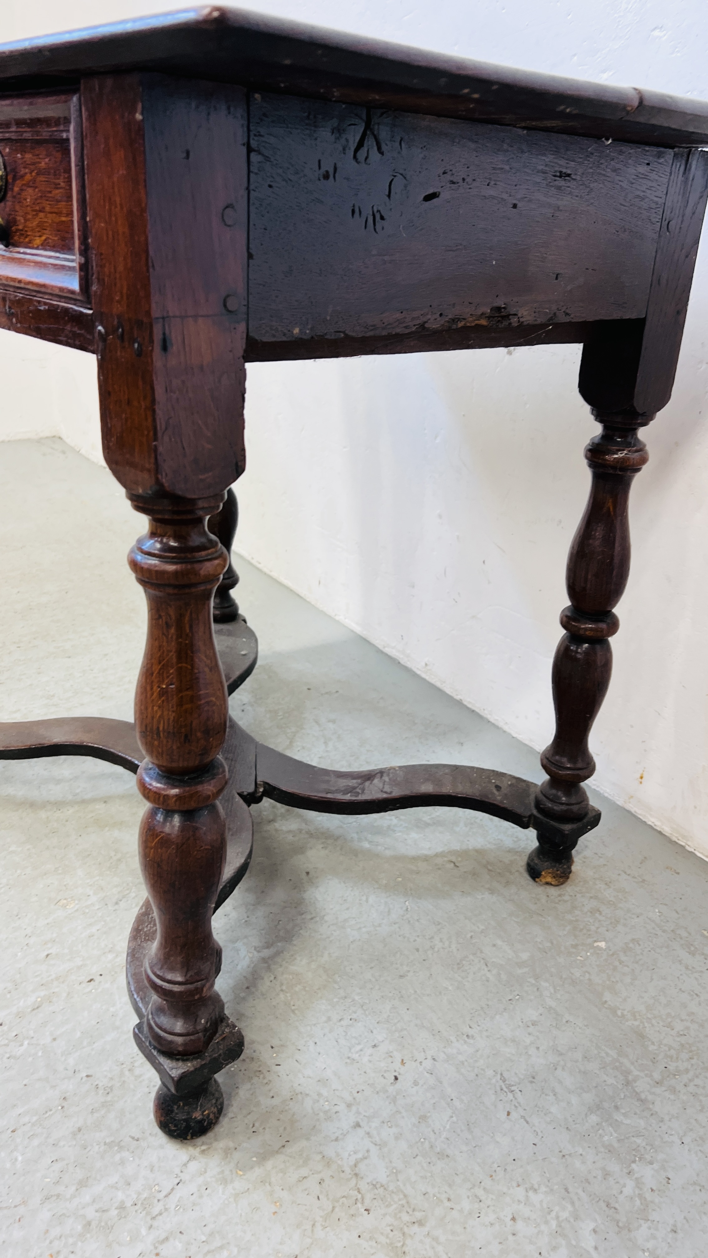 A LATE C17th OAK SINGLE DRAWER SIDE TABLE WITH A WAVY X STRETCHER, W 88CM. - Image 5 of 15