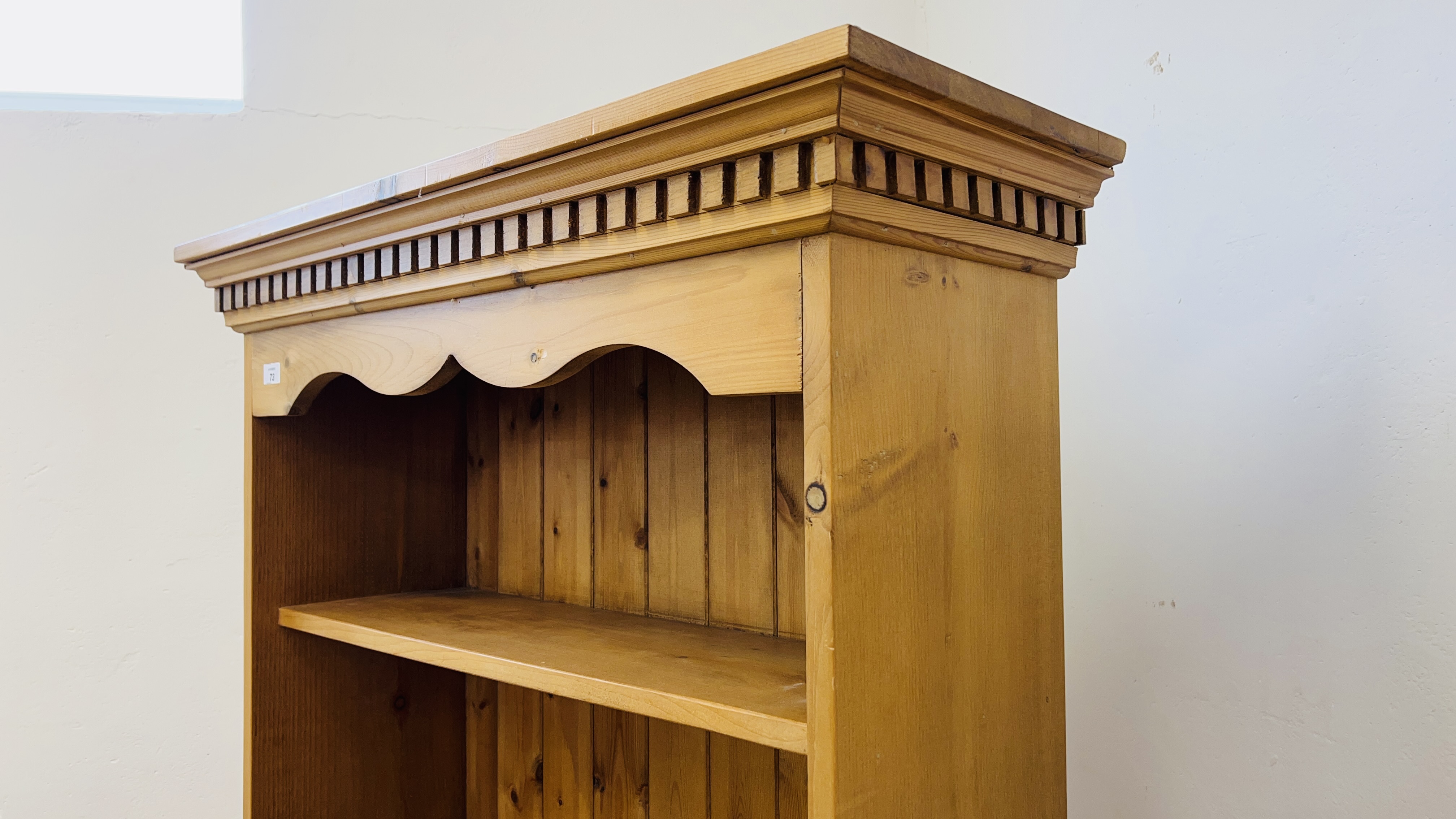 A MODERN SOLID WAXED PINE FULL HEIGHT BOOKSHELF W 91CM, D 34CM, H 184CM. - Image 4 of 8