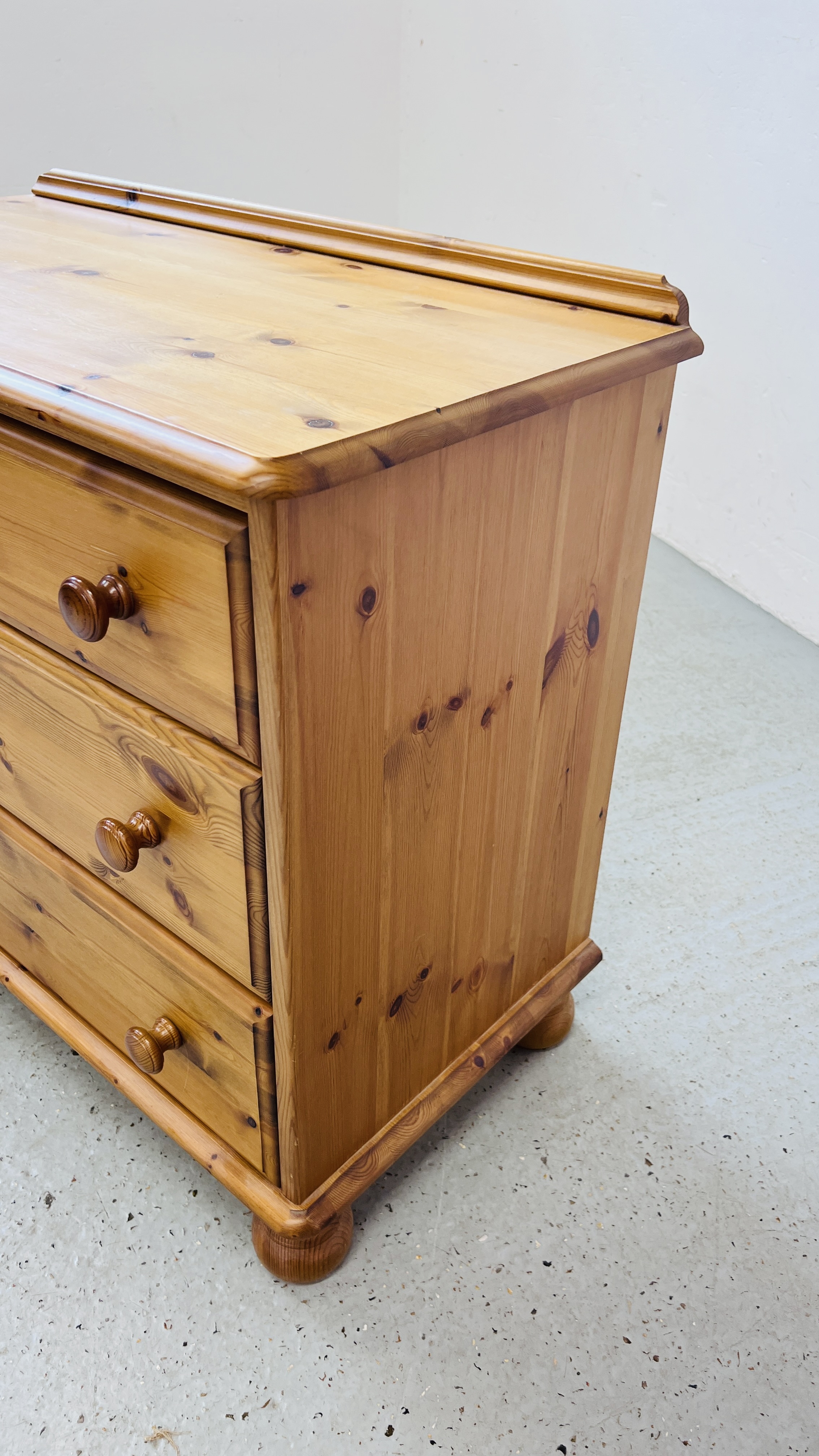 A GOOD QUALITY HONEY PINE THREE DRAWER BEDROOM CHEST WIDTH 90CM. DEPTH 46CM. HEIGHT 75CM. - Image 4 of 9